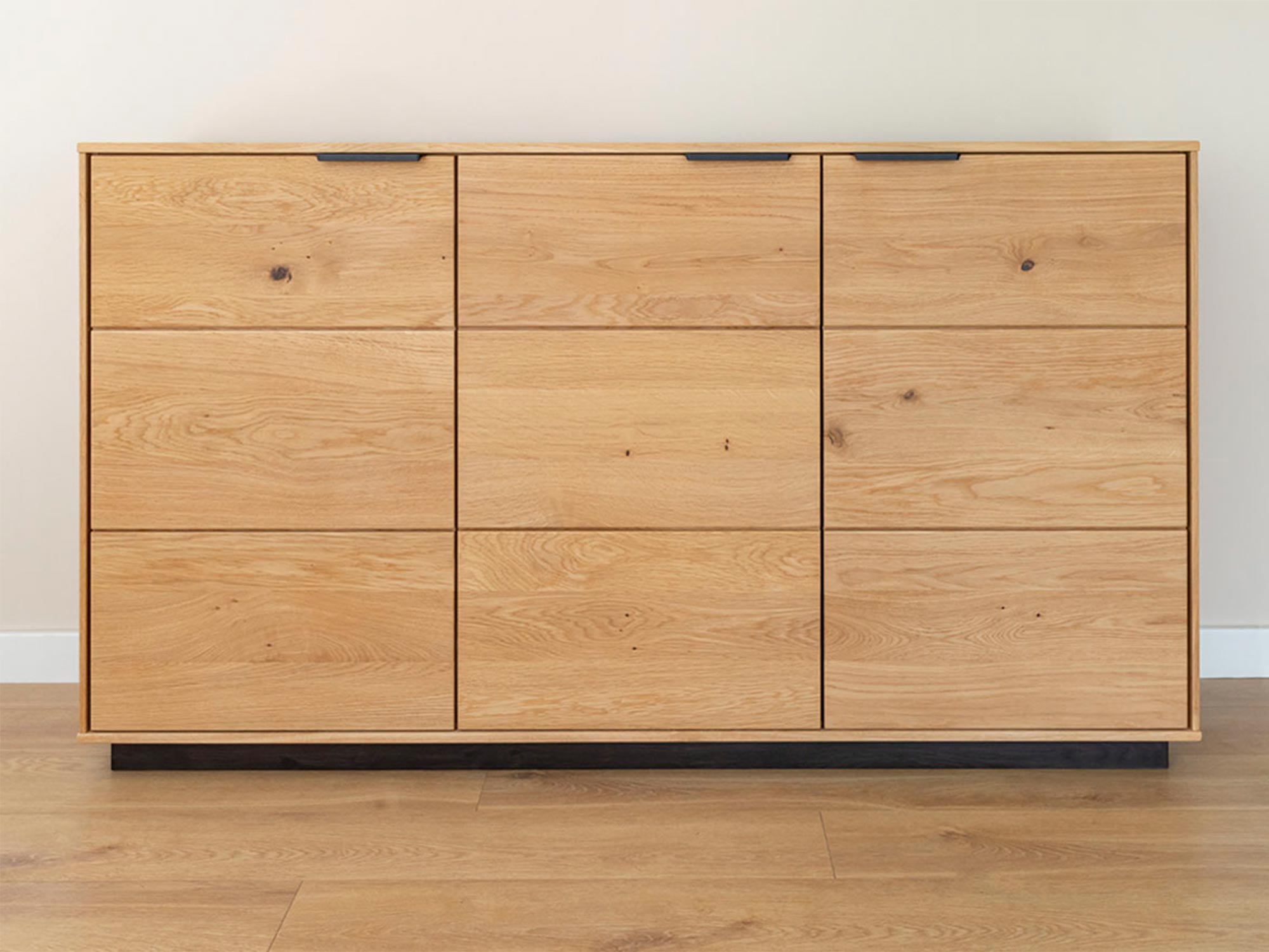 Komoda z litego dębu z nowoczesnym, prostym frontem