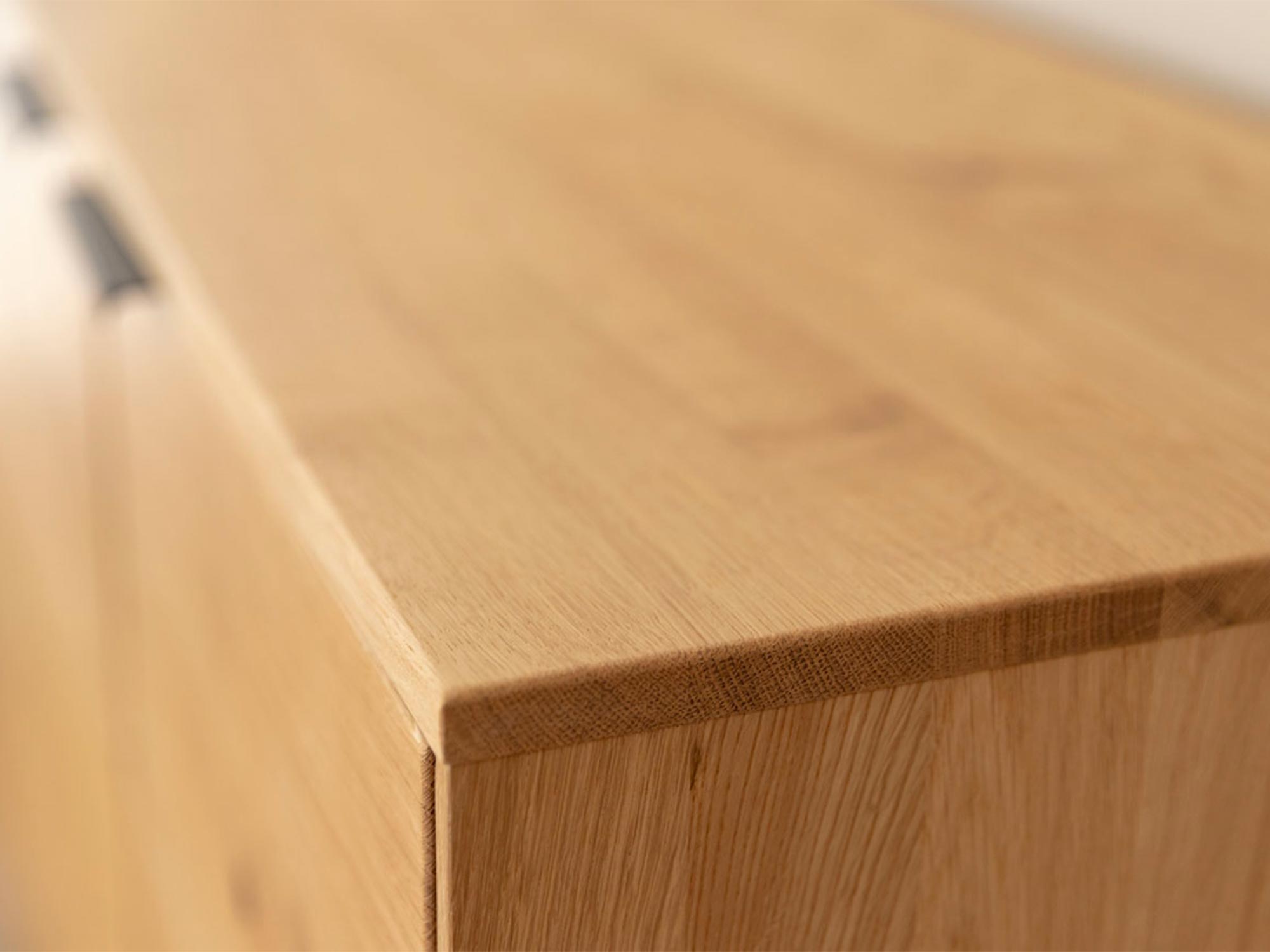 Krawędź komody dębowej