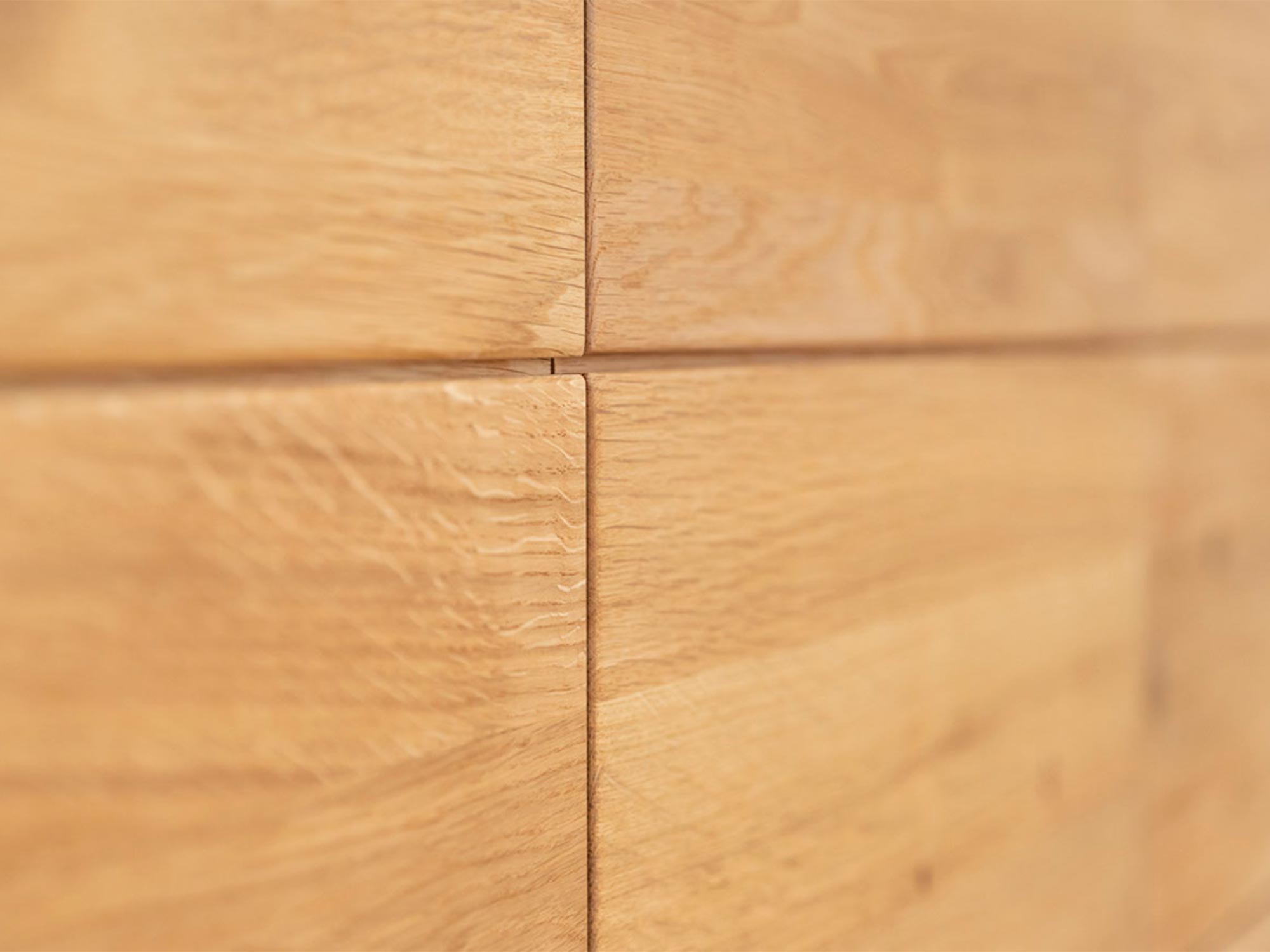 Front komody z litego dębu z delikatnym usłojeniem