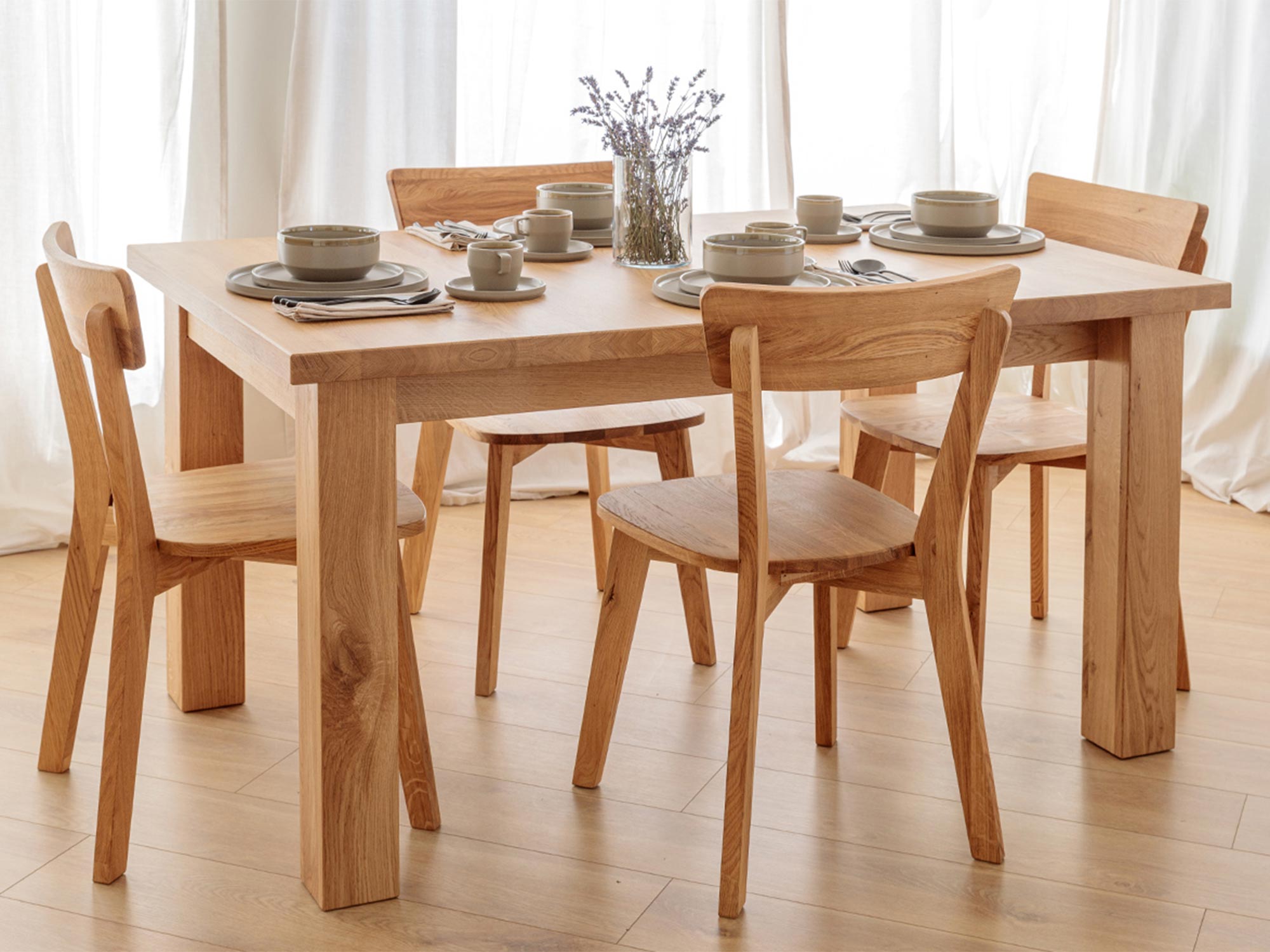 Drewniany stół dębowy z krzesłami, nowoczesny styl