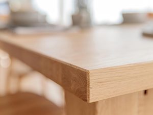 Miniaturka 7 - Detal wykończenia drewnianego blatu stołu w nowoczesnym stylu