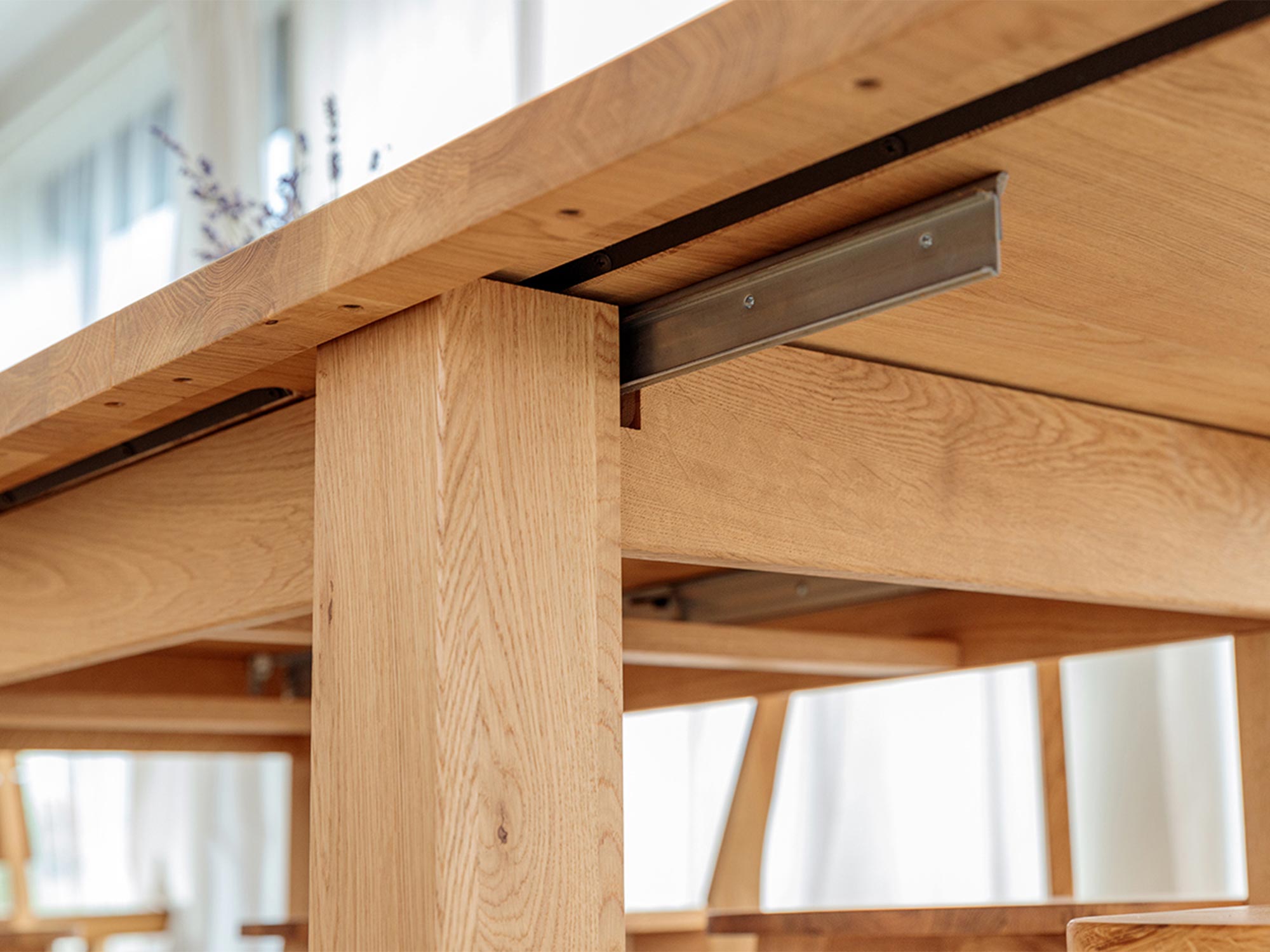 Mechanizm prowadnic do rozkładania drewnianego stołu