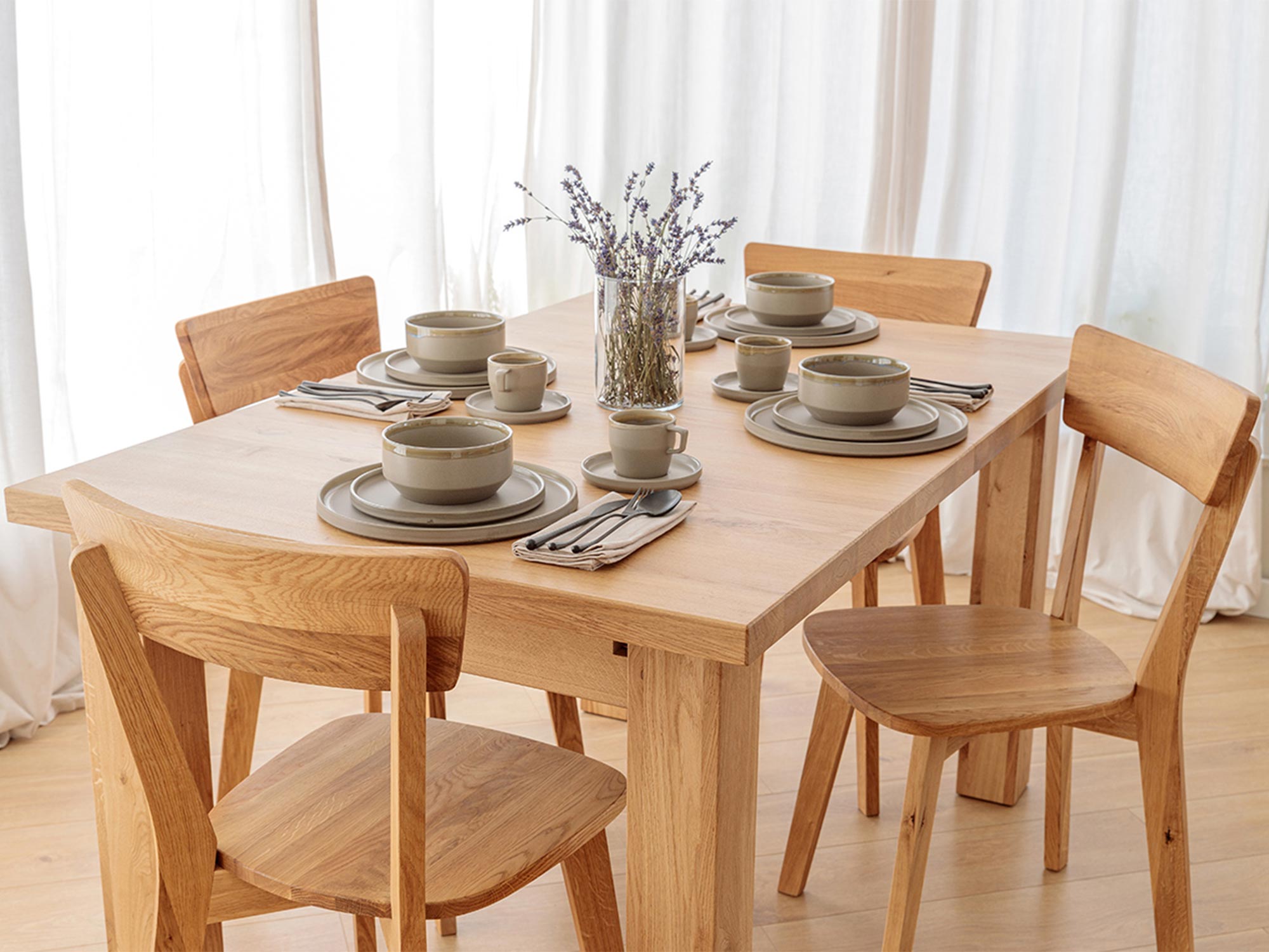 Nowoczesny stół dębowy z zastawą stołową, styl skandynawski