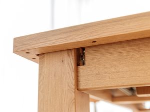 Miniaturka 1 - Stół dębowy z litego drewna, nowoczesny desig