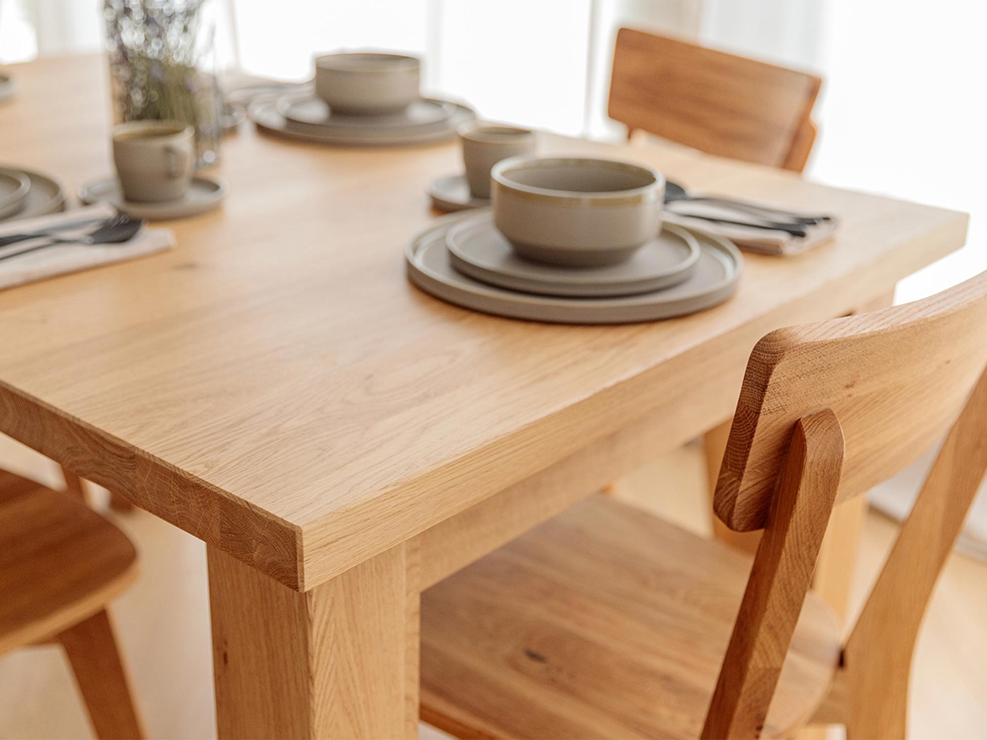 Stół z litego dębu z nakryciem do jadalni, styl rustykalny