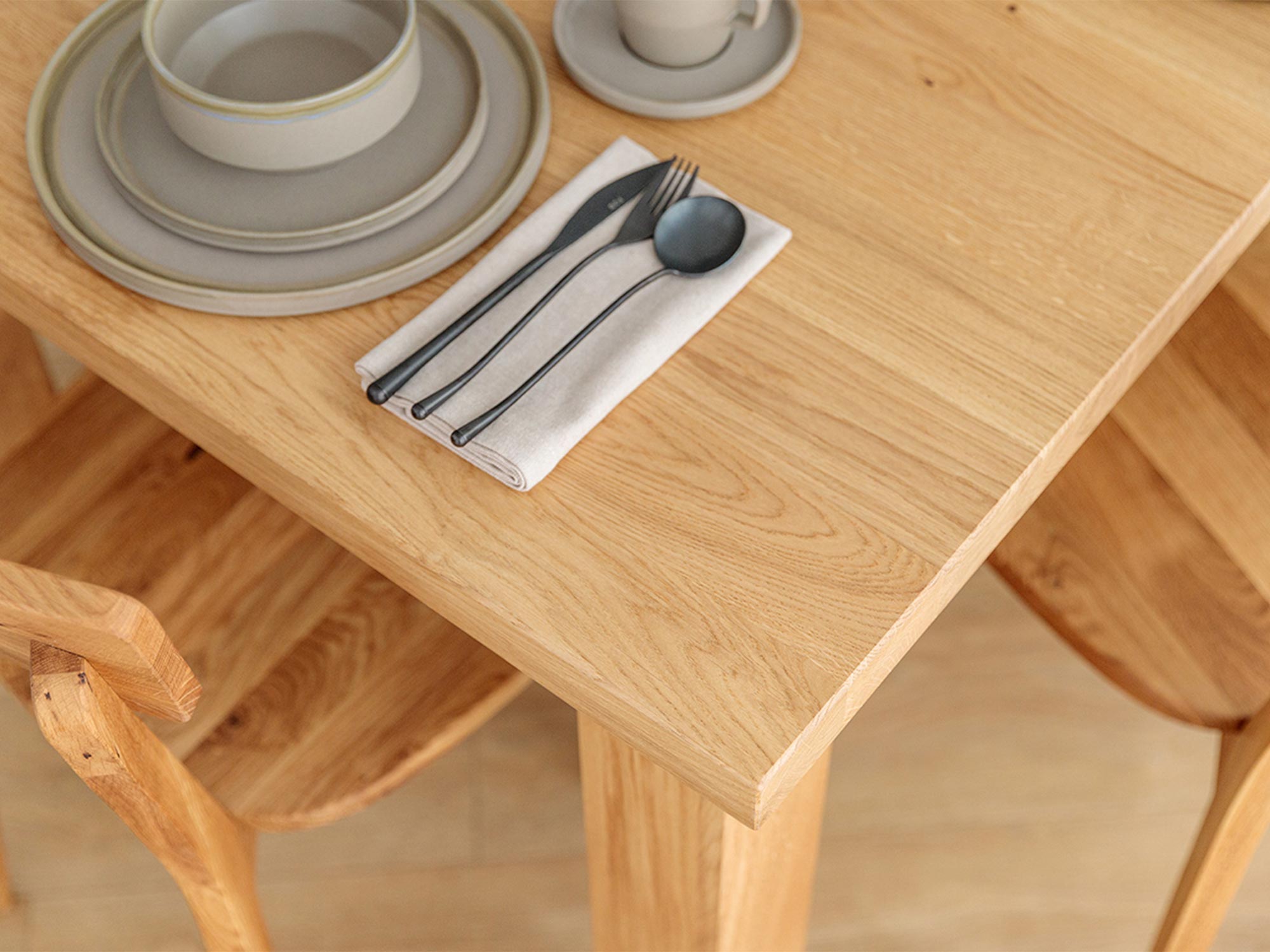 Drewniany stół dębowy z prostokątnym blatem, nowoczesny design