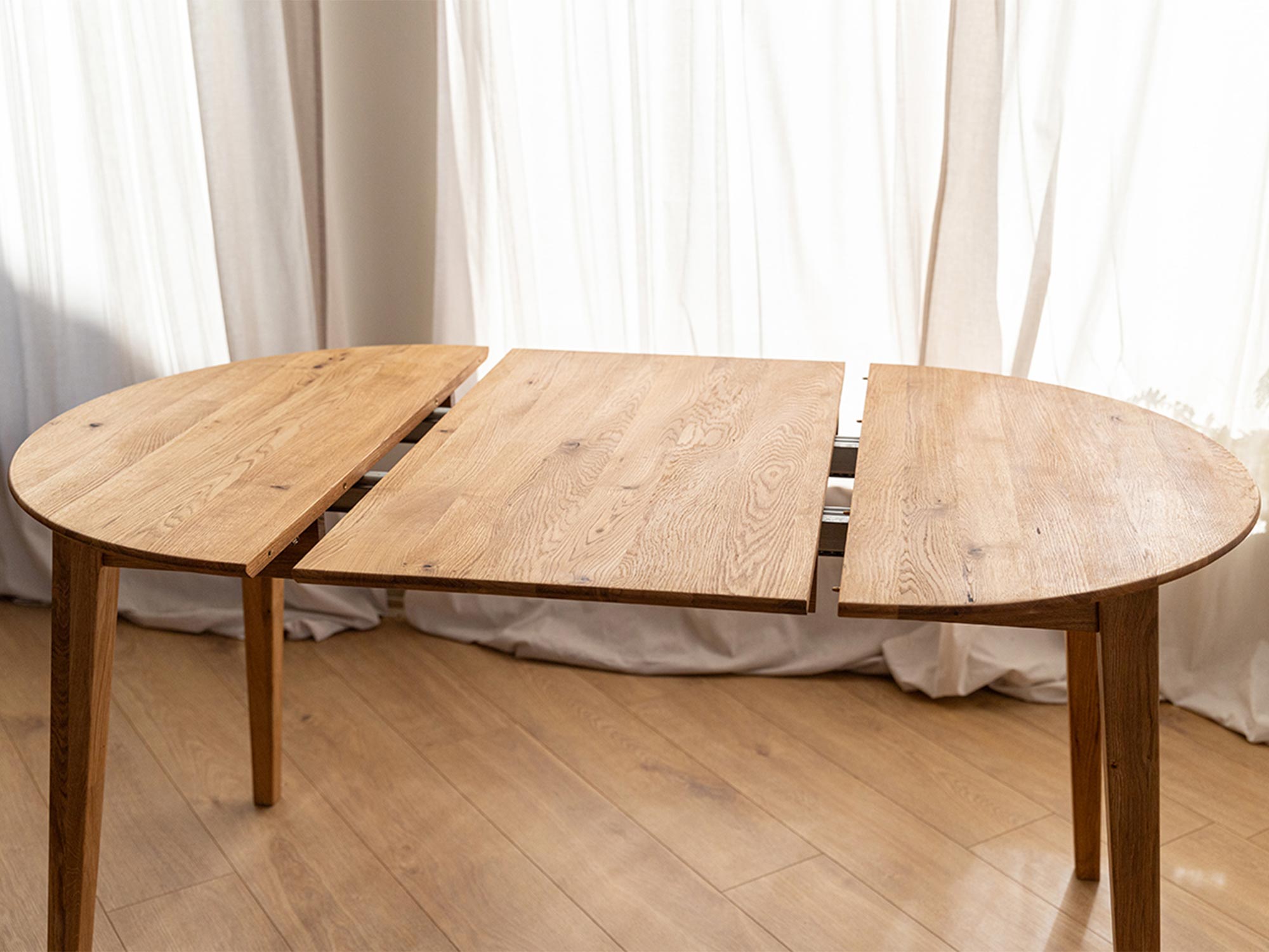 Nowoczesny stół dębowy, prosty design, idealny do jadalni