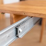 Miniaturbild 3 - Detailansicht des Ausziehemechanismus des Eichentisches, robuste Konstruktion