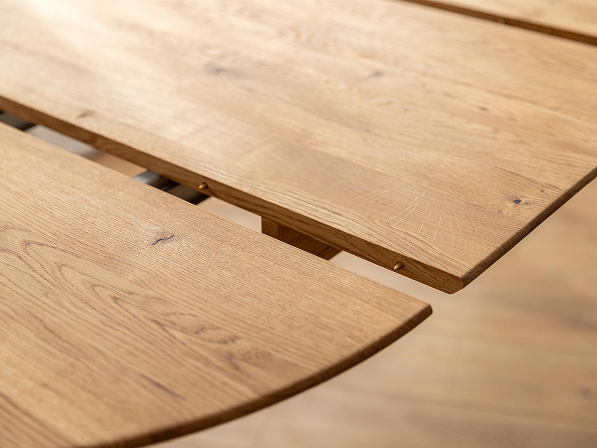 Detal rozsuwanego blatu stołu dębowego, naturalne drewno