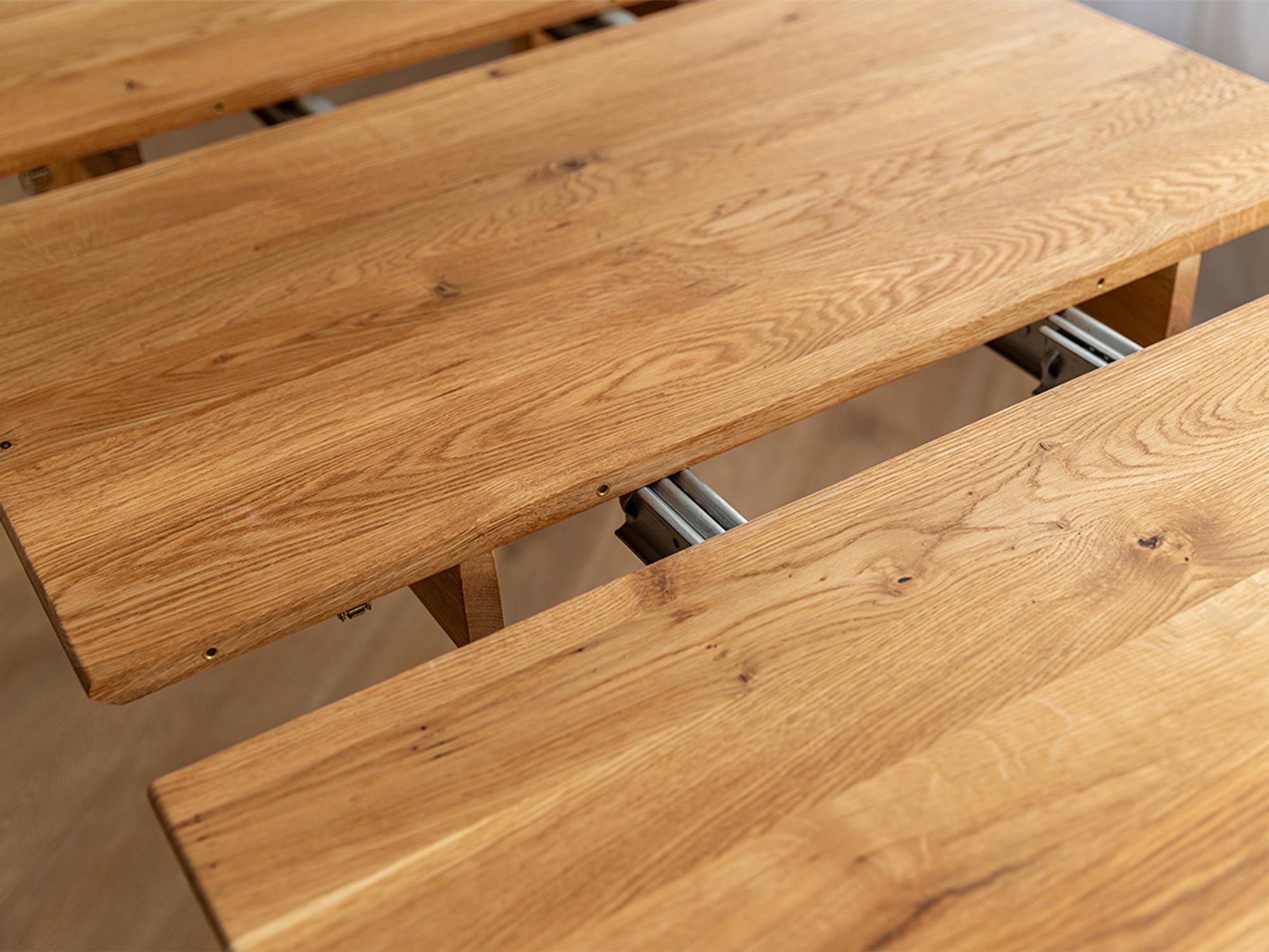 Detal rozsuwanego blatu stołu dębowego, naturalne drewno