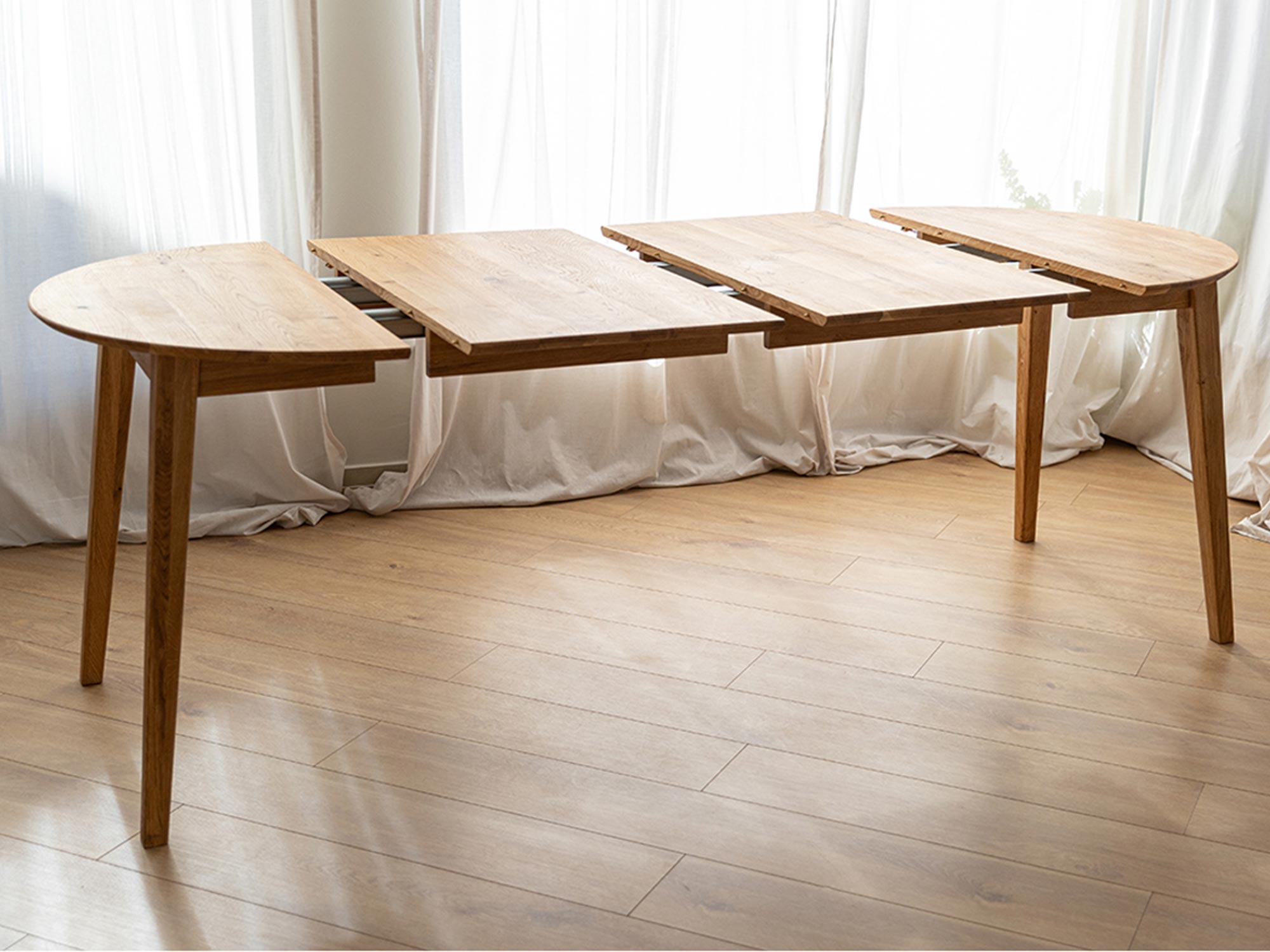 Rozkładany stół dębowy z naturalnym wykończeniem, solidna konstrukcja