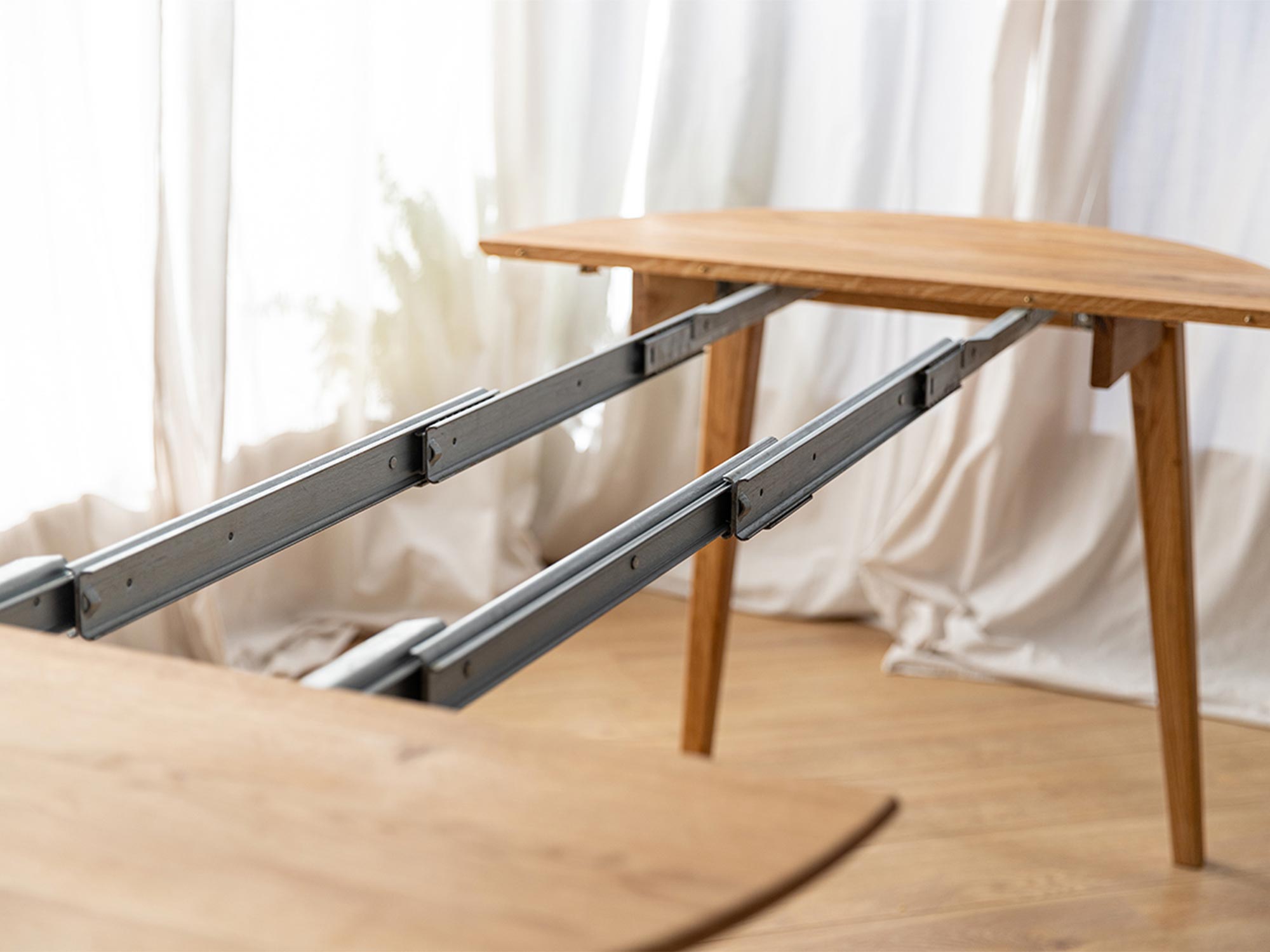 Drewniany stół dębowy w eleganckiej aranżacji jadalni