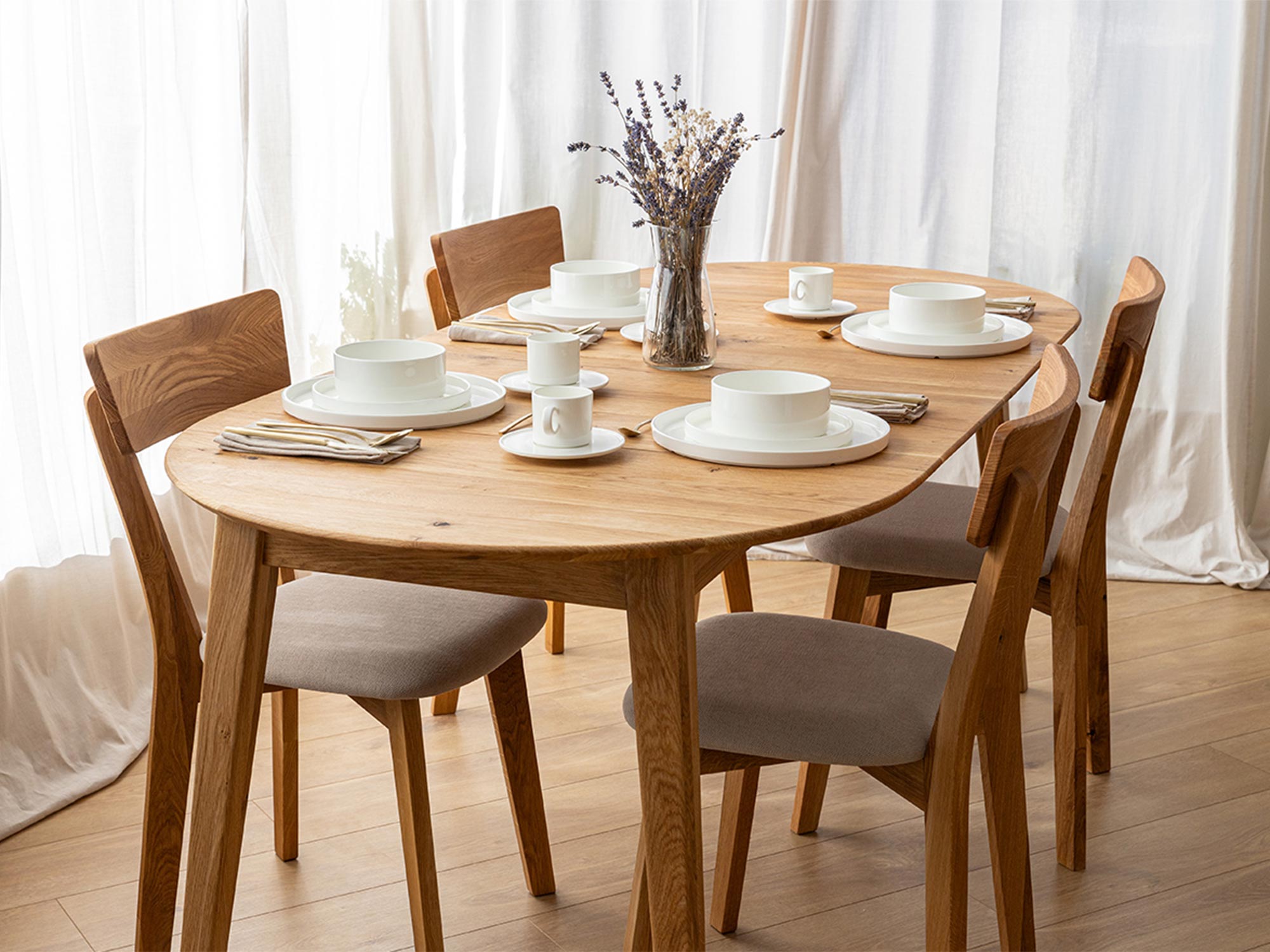 Okrągły stół dębowy z miejscem na sześć osób, styl skandynawski