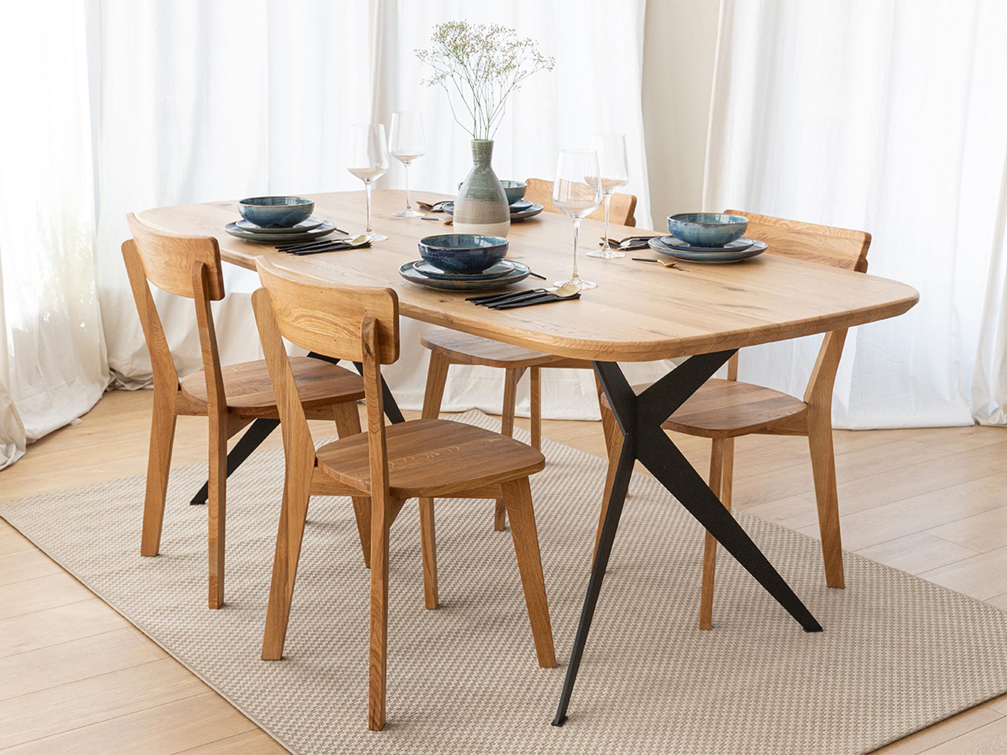 Okrągły stół dębowy z krzesłami, elegancki wystrój jadalni