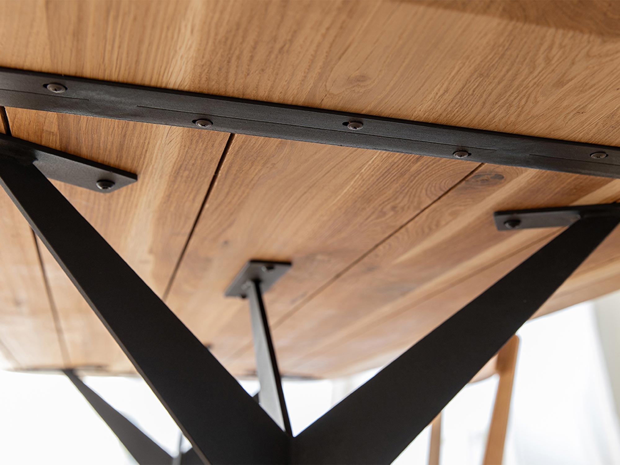 Metalowa podstawa stołu dębowego, industrialny design