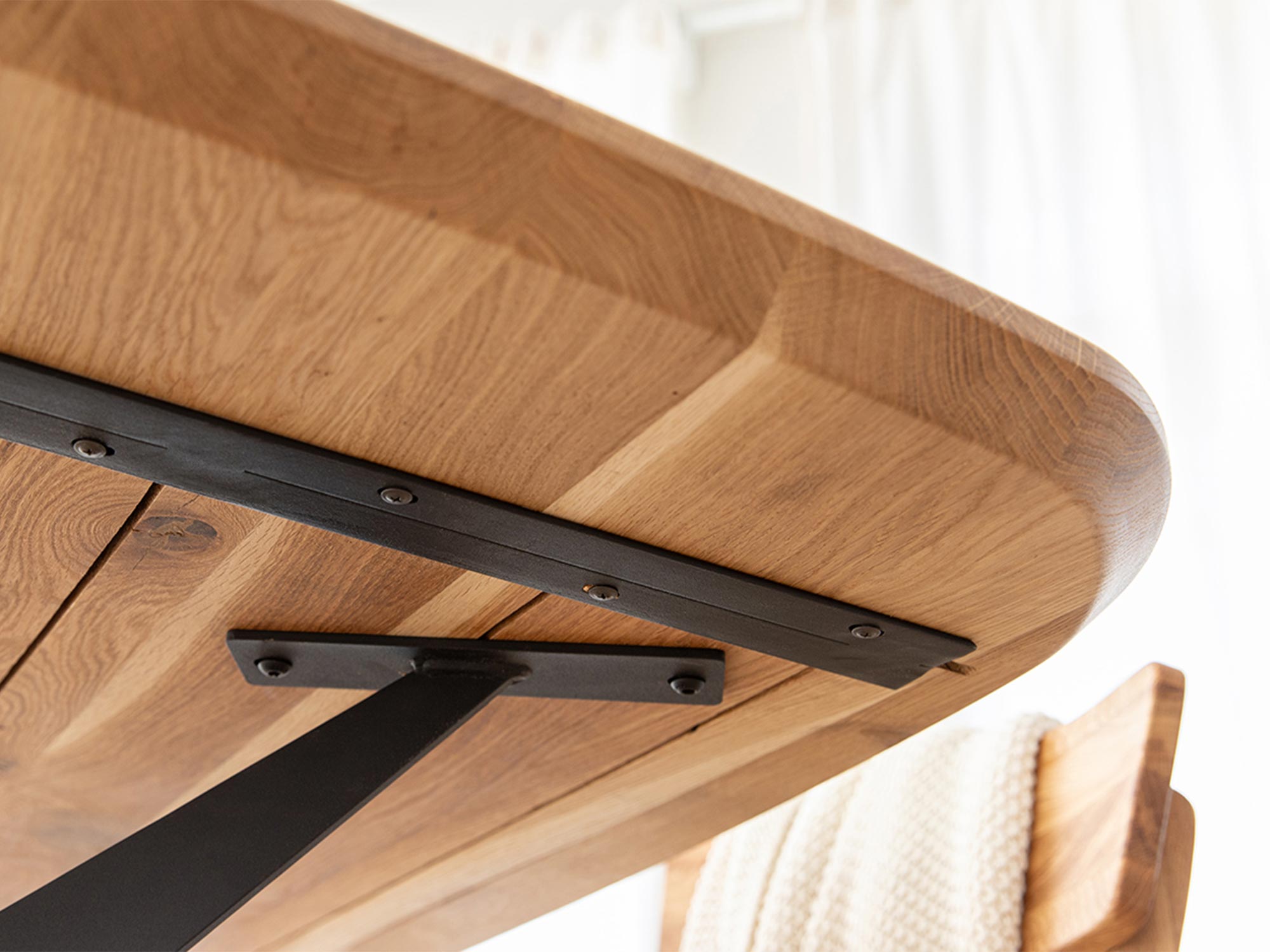 Metalowa podstawa stołu dębowego, industrialny design