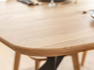 Miniaturka 3 - Zbliżenie na krawędź drewnianego blatu stołu, naturalne drewno