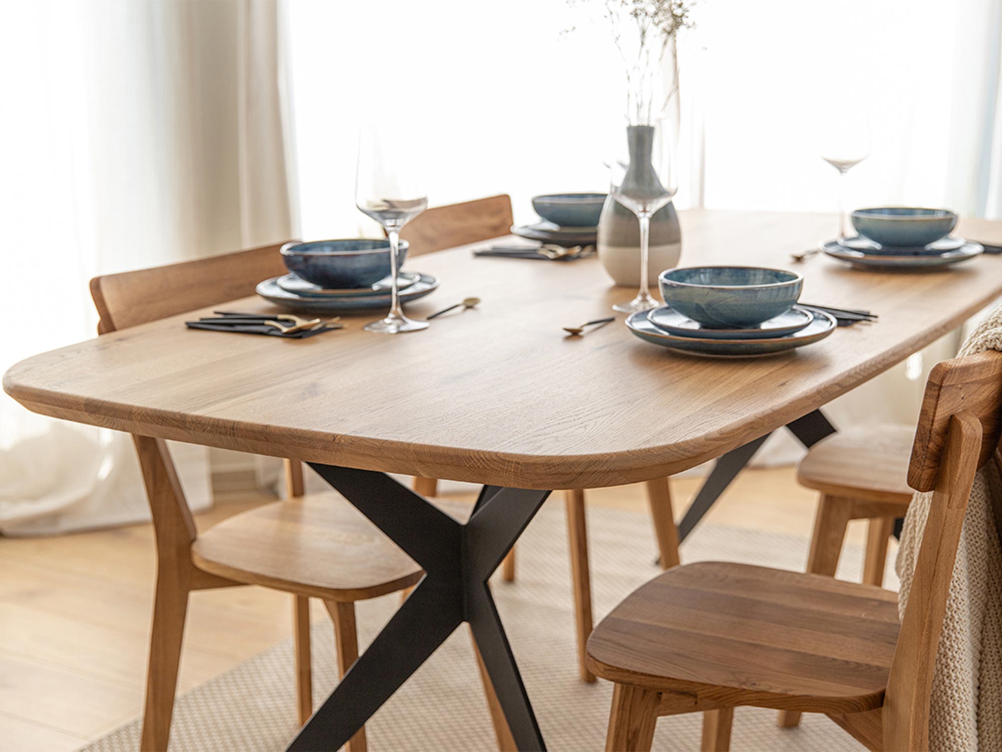 Nowoczesny stół dębowy z krzesłami, styl skandynawski, jasna jadalnia