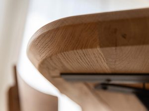 Miniaturka 5 - Zbliżenie na drewniany blat stołu z naturalnym usłojeniem