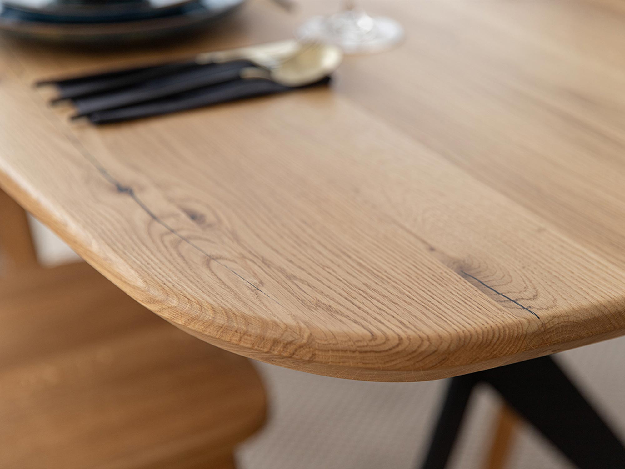 Okrągły stół dębowy z metalowymi nogami, industrialny styl