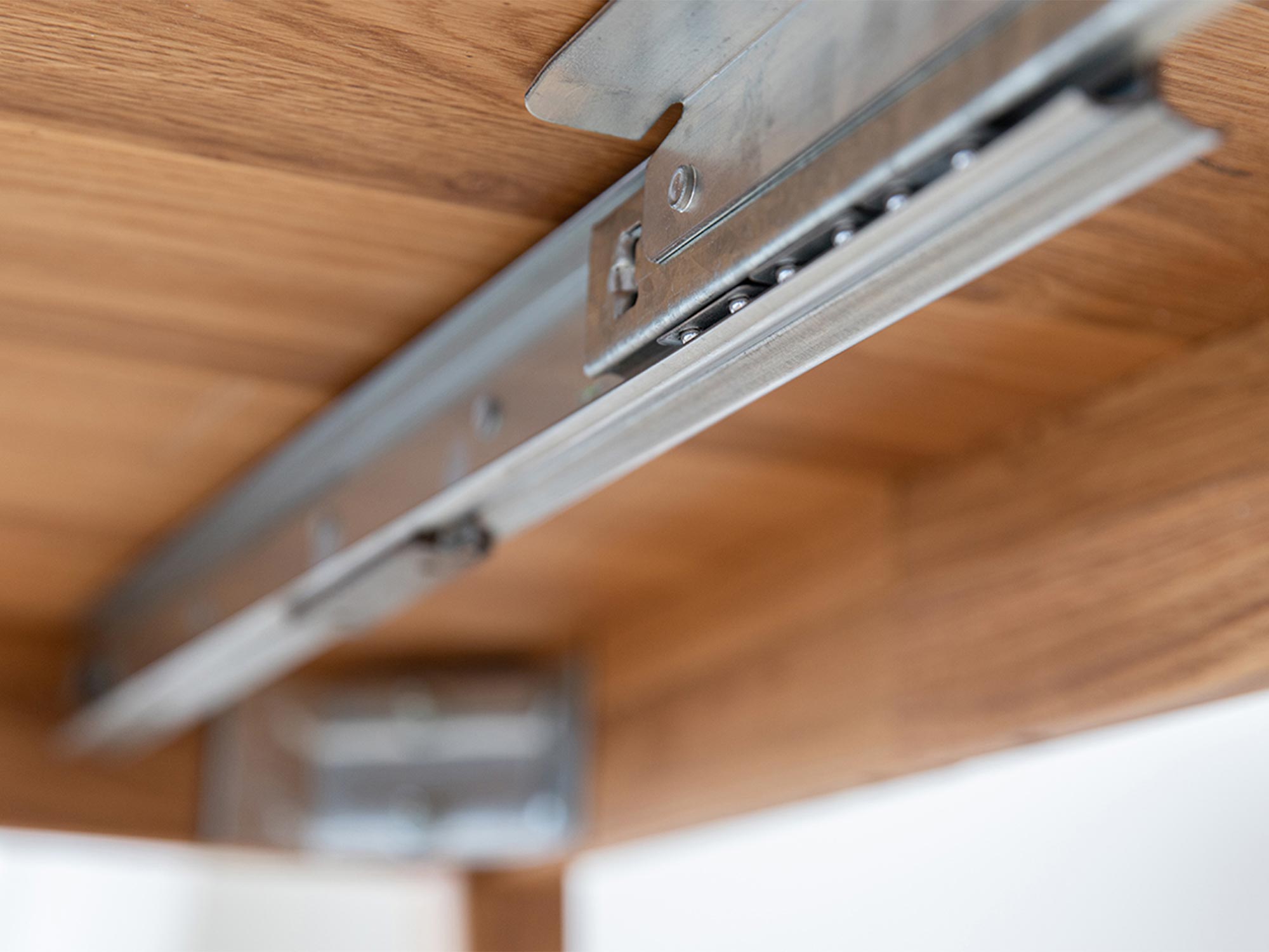 Mechanizm rozsuwany pod blatem stołu dębowego, trwałe wykonanie
