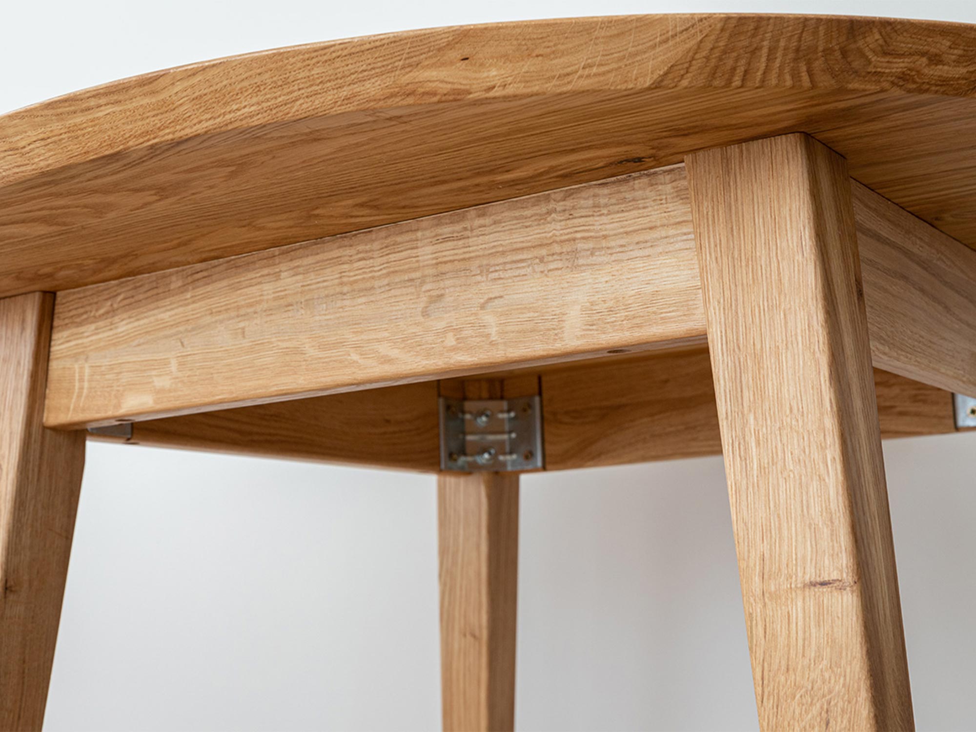 Zbliżenie połączenia nóg stołu dębowego, solidna konstrukcja