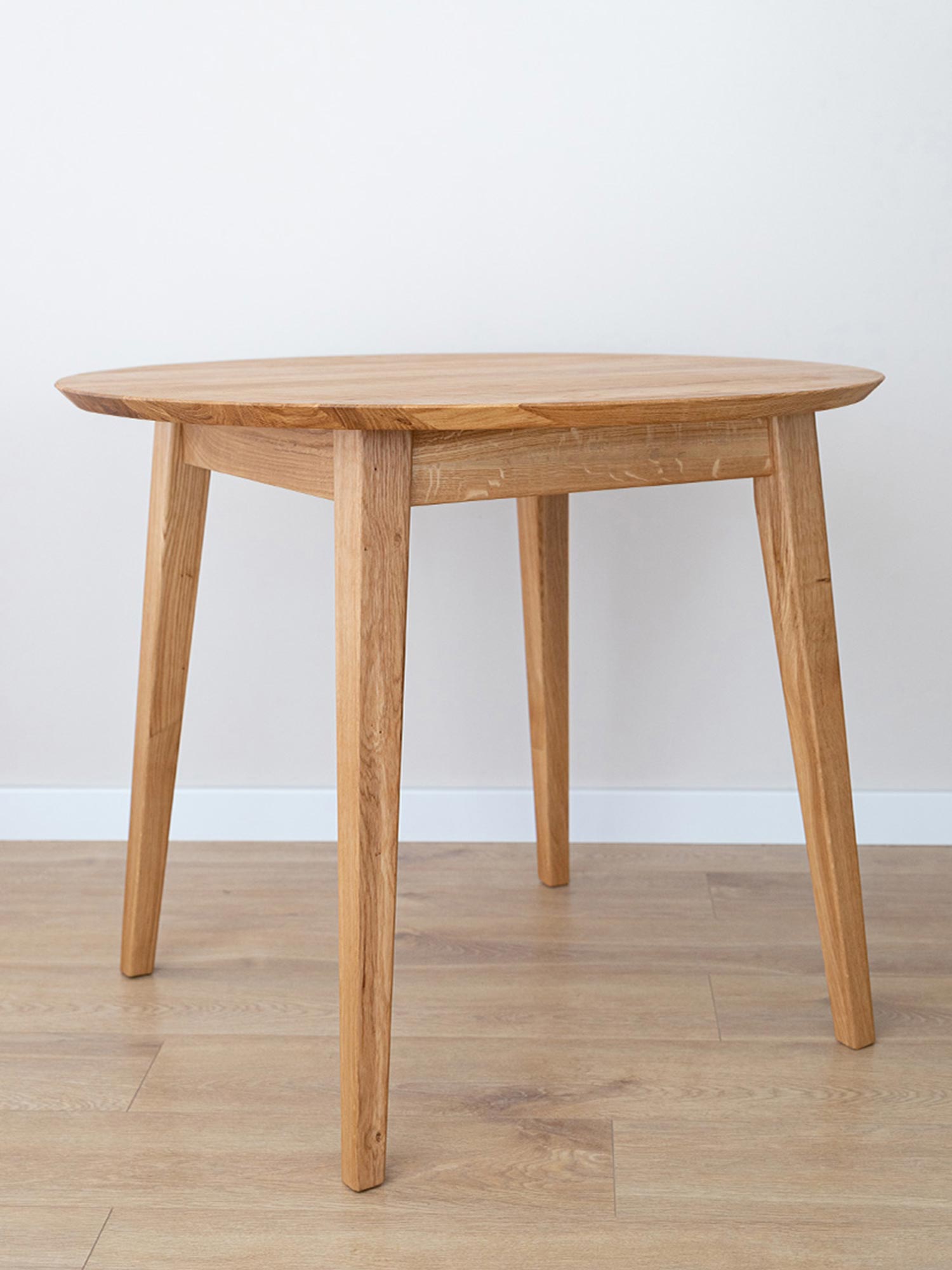 Okrągły stół dębowy, minimalistyczny design, naturalne drewno
