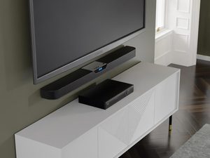 Miniatura 15 - TV skříňka s bílými čely, geometrickým vzorem a zlatými nohami v minimalistickém stylu