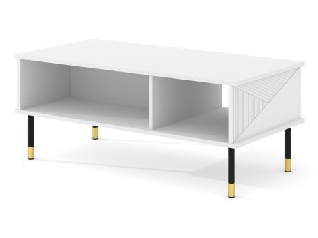 Biały stolik kawowy z pionowymi frontami, smukłymi złotymi nogami i geometrycznym wzorem w stylu retro