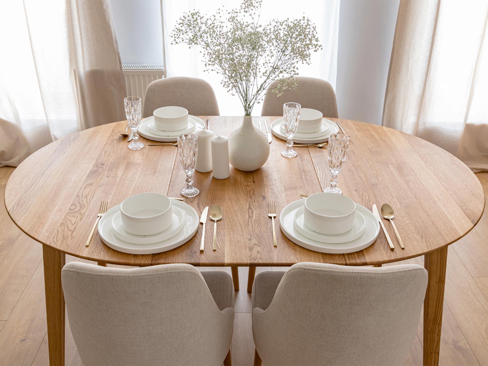 Stół dębowy w nowoczesnej aranżacji jadalni