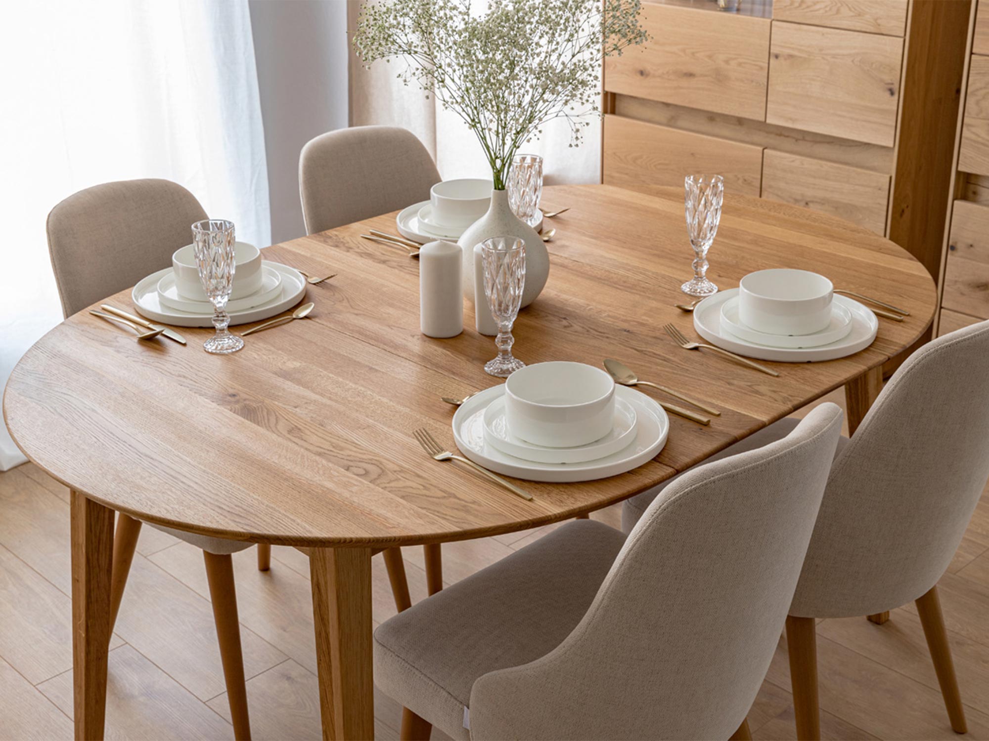 Detal blatu stołu dębowego, piękne usłojenie drewna