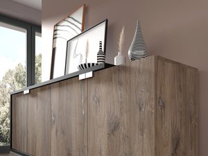 Miniatura 2 - Moderní komoda dubová s černými detalami v obývacím pokoji