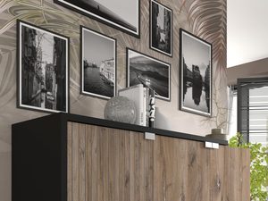 Miniaturka 4 - Komoda nowoczesna z vzarnym elementem, dębowym wykończeniem oraz srebrnymi metalowymi nóżkami