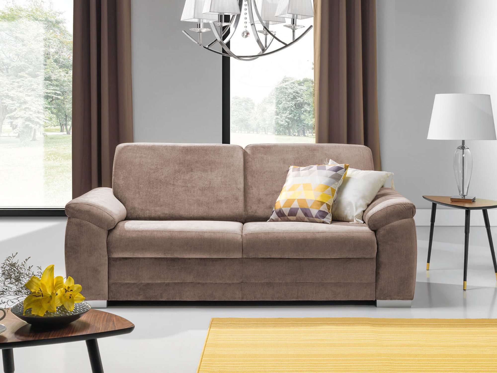 Różowa sofa do klasycznego salonu z żółtym akcentem dekoracyjnym Różowa sofa do klasycznego salonu z żółtym akcentem dekoracyjnym