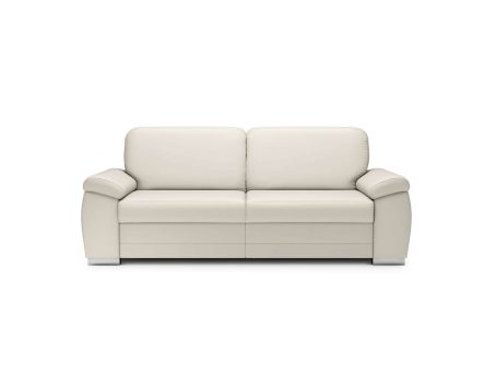Sofa tapicerowana jasną tkaniną z prostą bryłą i dwoma siedziskami