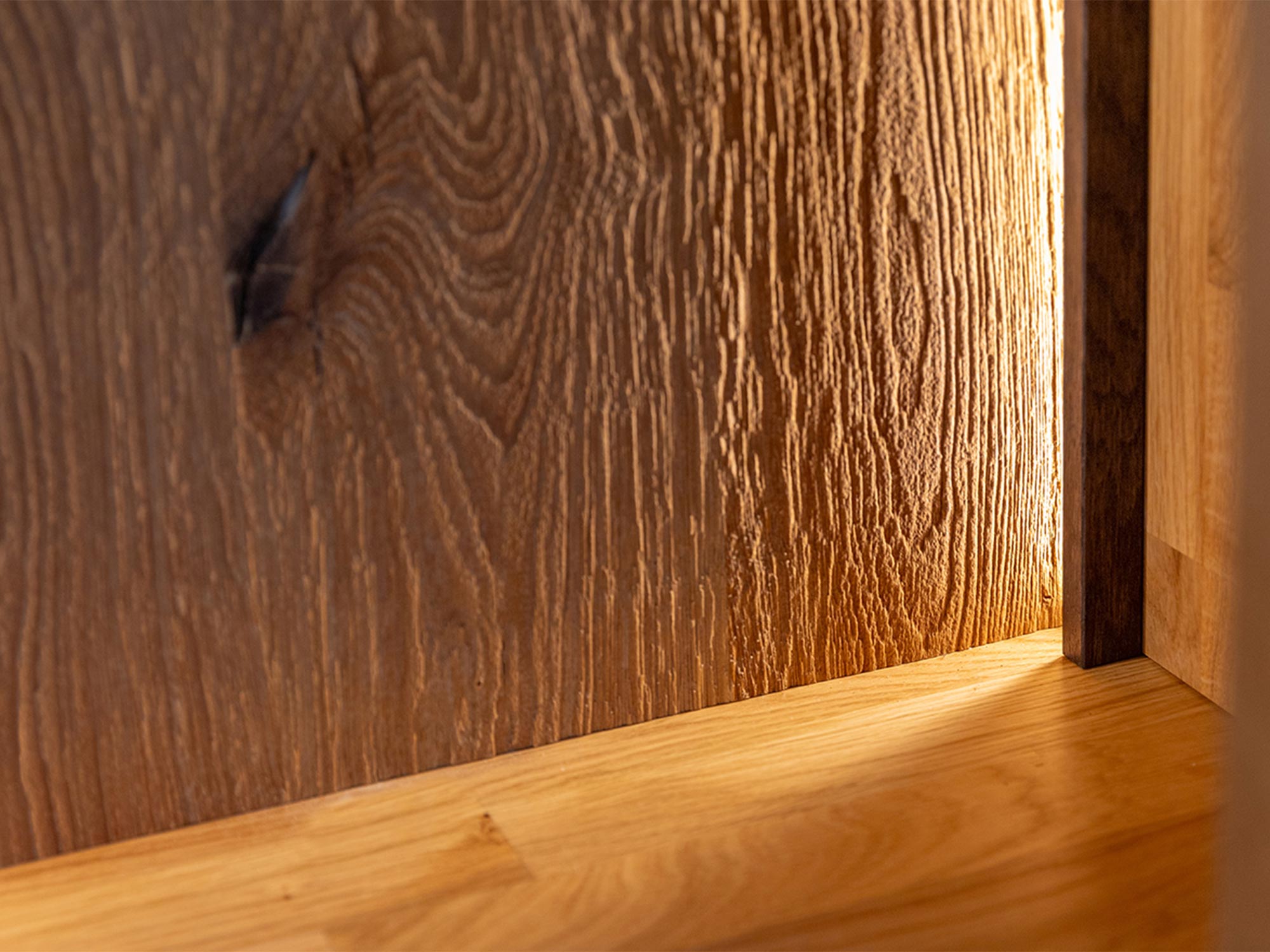 Zbliżenie na naturalne słoje drewna dębowego