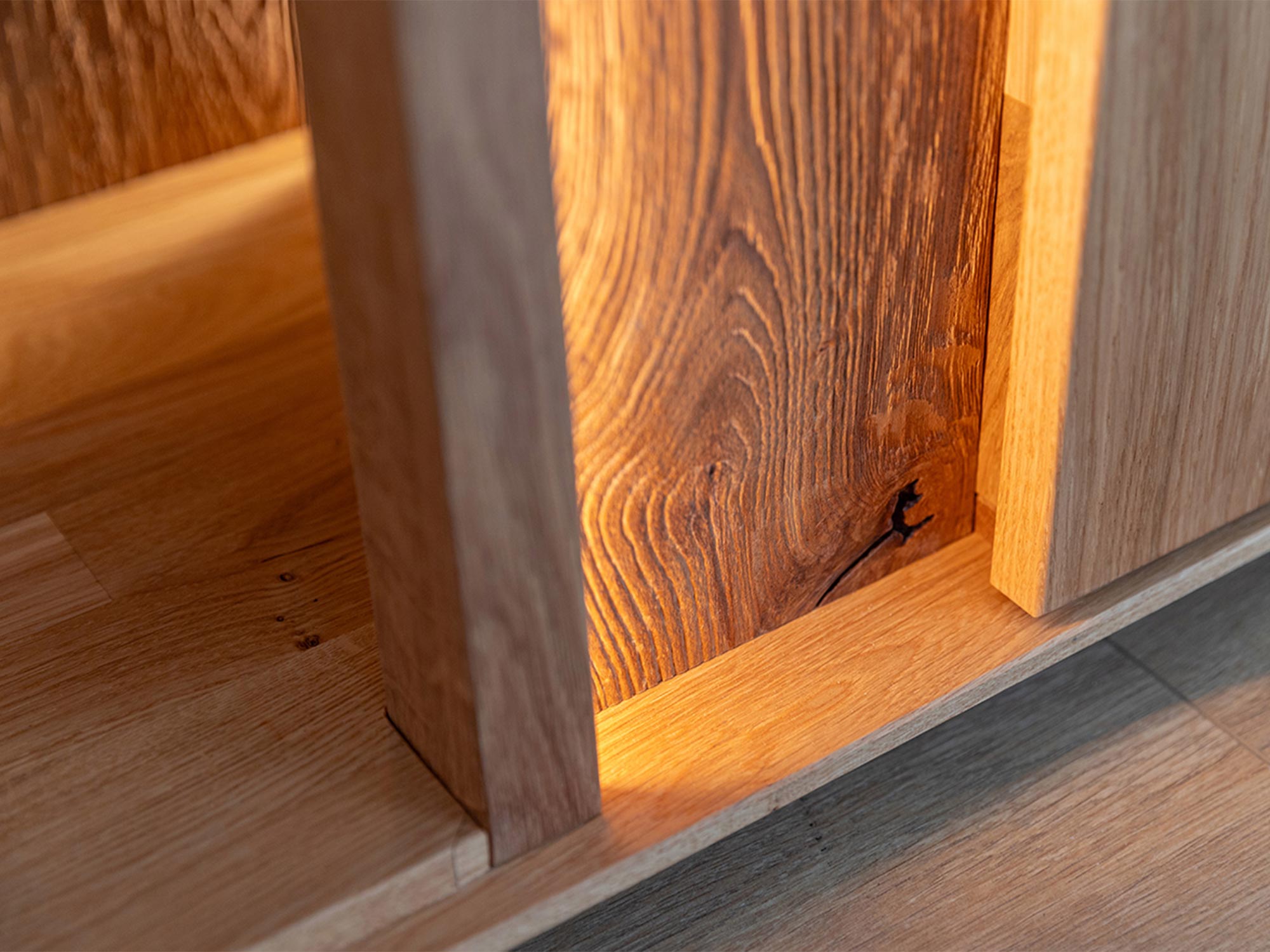 Nowoczesna witryna z podświetleniem i dębowym wykończeniem