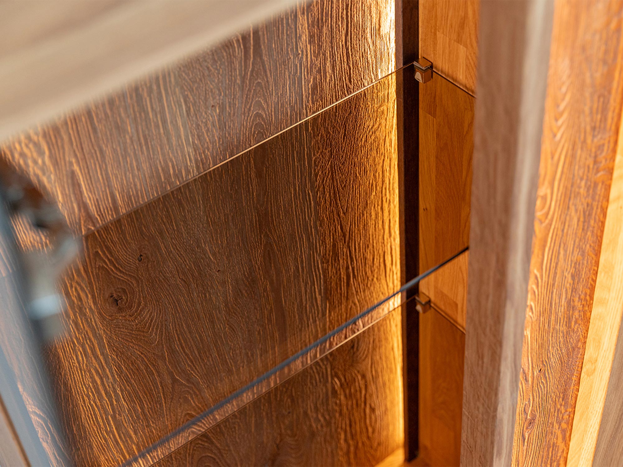 Zbliżenie na półkę z dębowym wykończeniem i szkłem