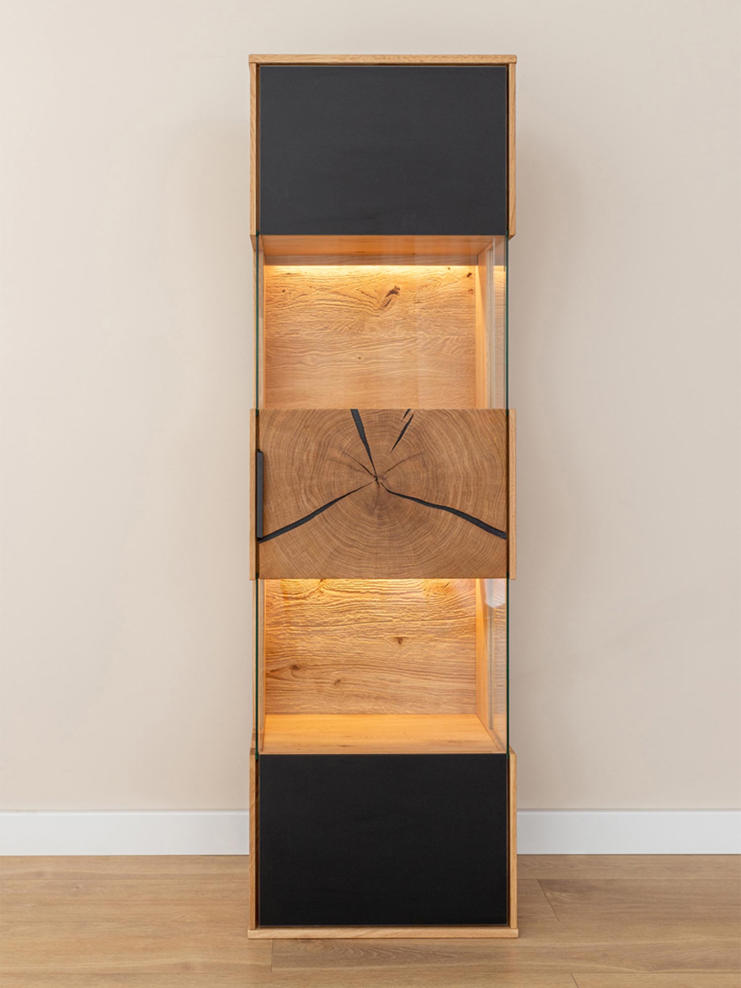 Witryna z przeszklonymi drzwiami i podświetleniem LED