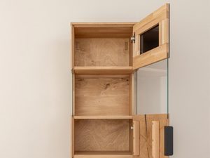 Miniatura 7 - Moderní vitrína z masivního dřeva s černými akcenty