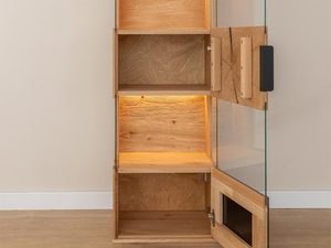 Miniatura 8 - Vitrína s LED podsvícením a szklanymi elementami