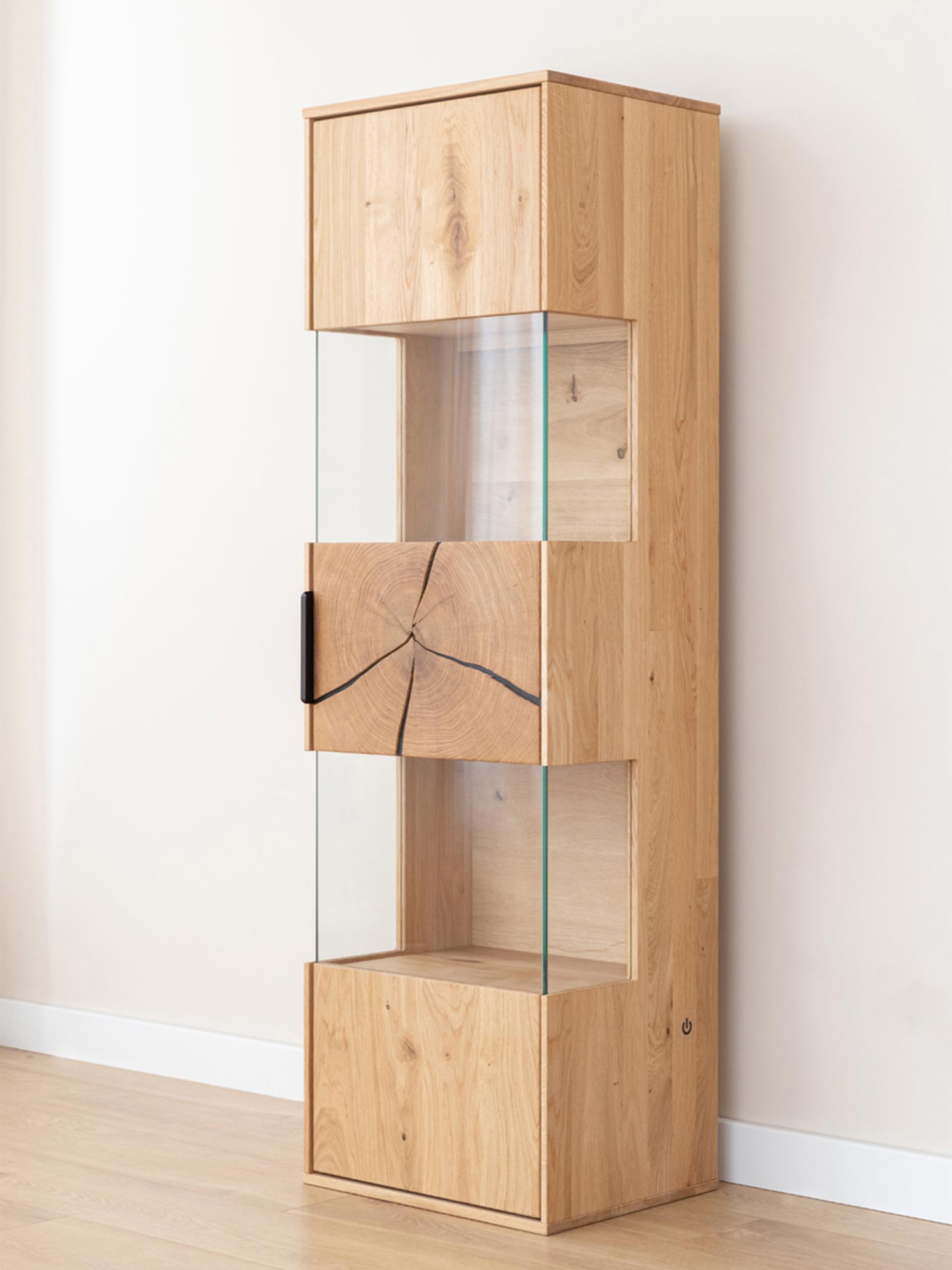 Wysoka witryna z podświetleniem i szklanymi drzwiami