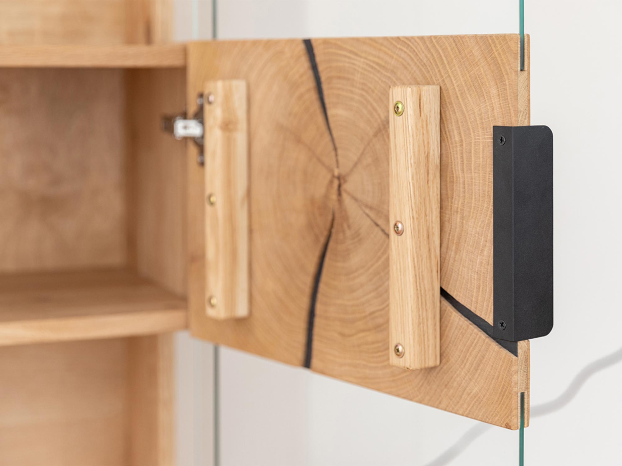 Solidne drewniane drzwiczki z naturalnym usłojeniem