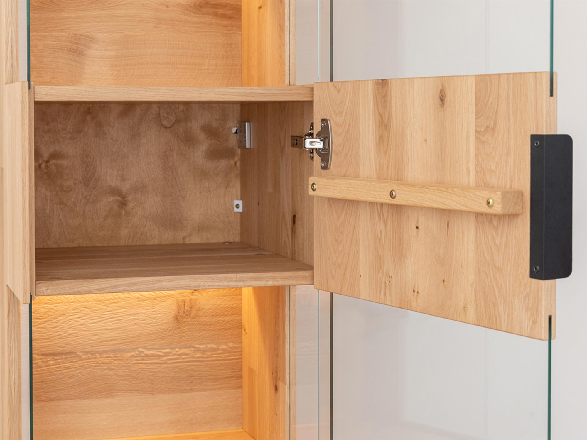 Witryna z podświetleniem LED i szklanymi frontami