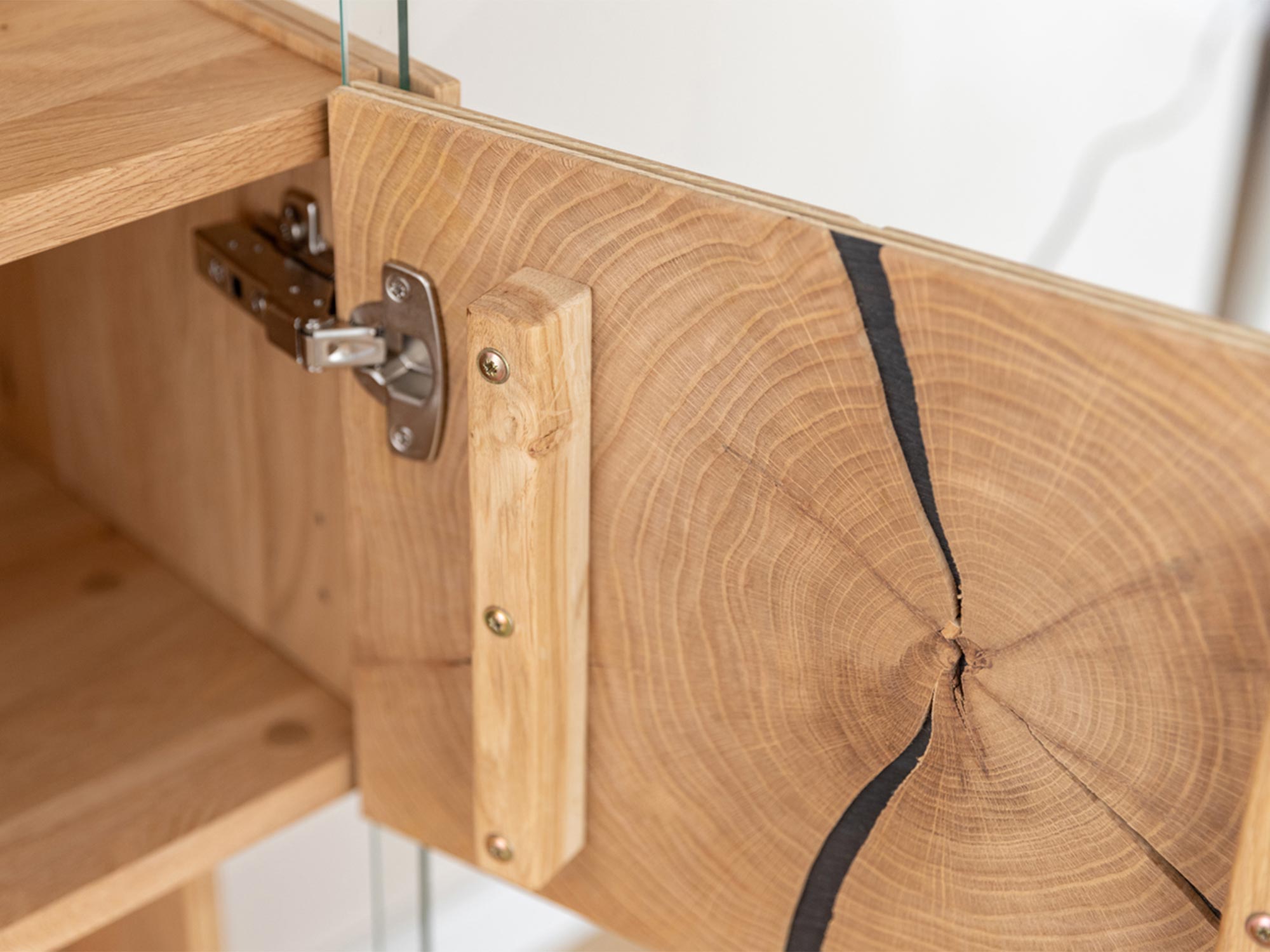 Detal drewnianych drzwiczek z widocznymi sękami