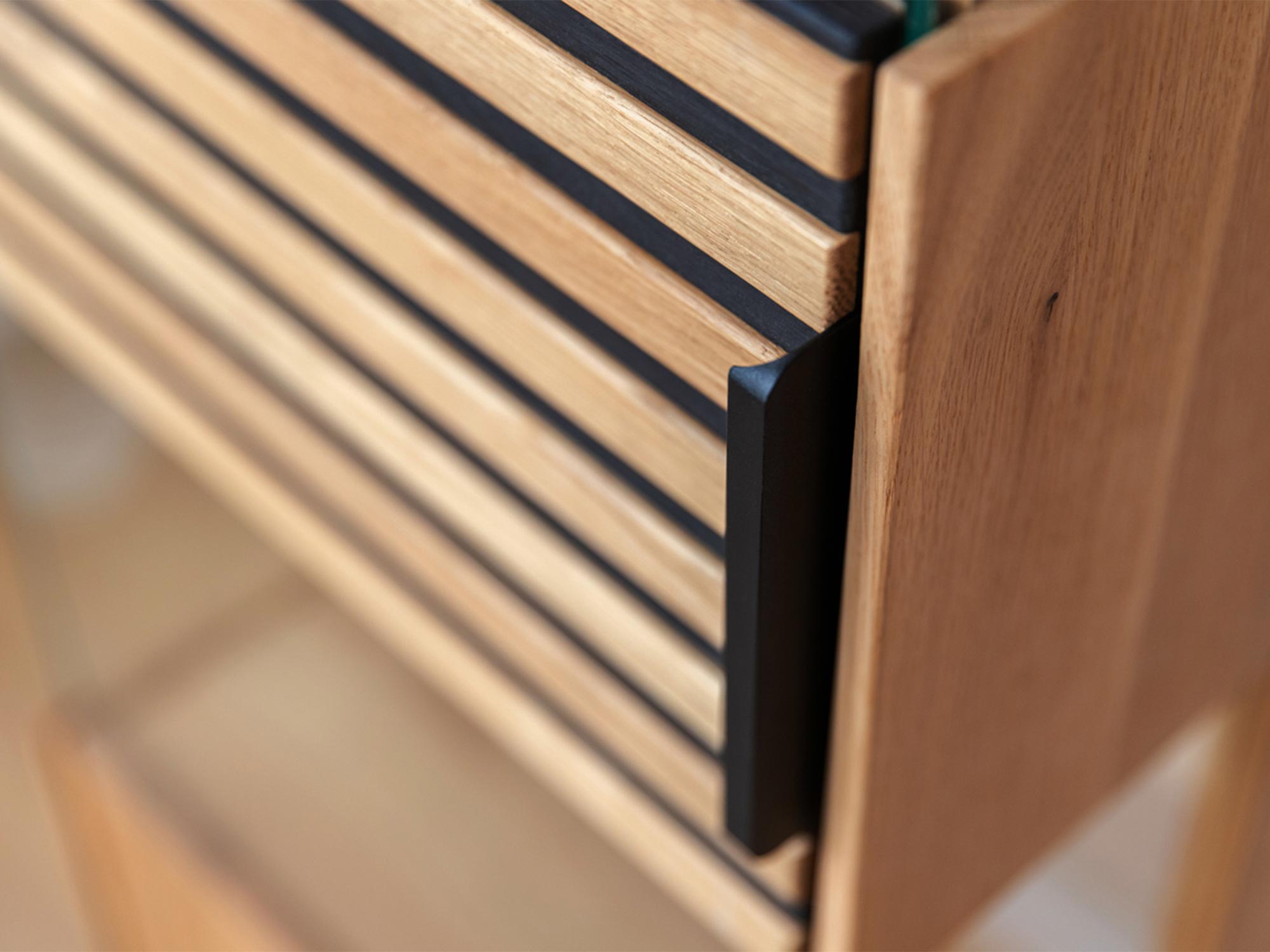 Detal drewnianych frontów witryny z naturalnym wykończeniem