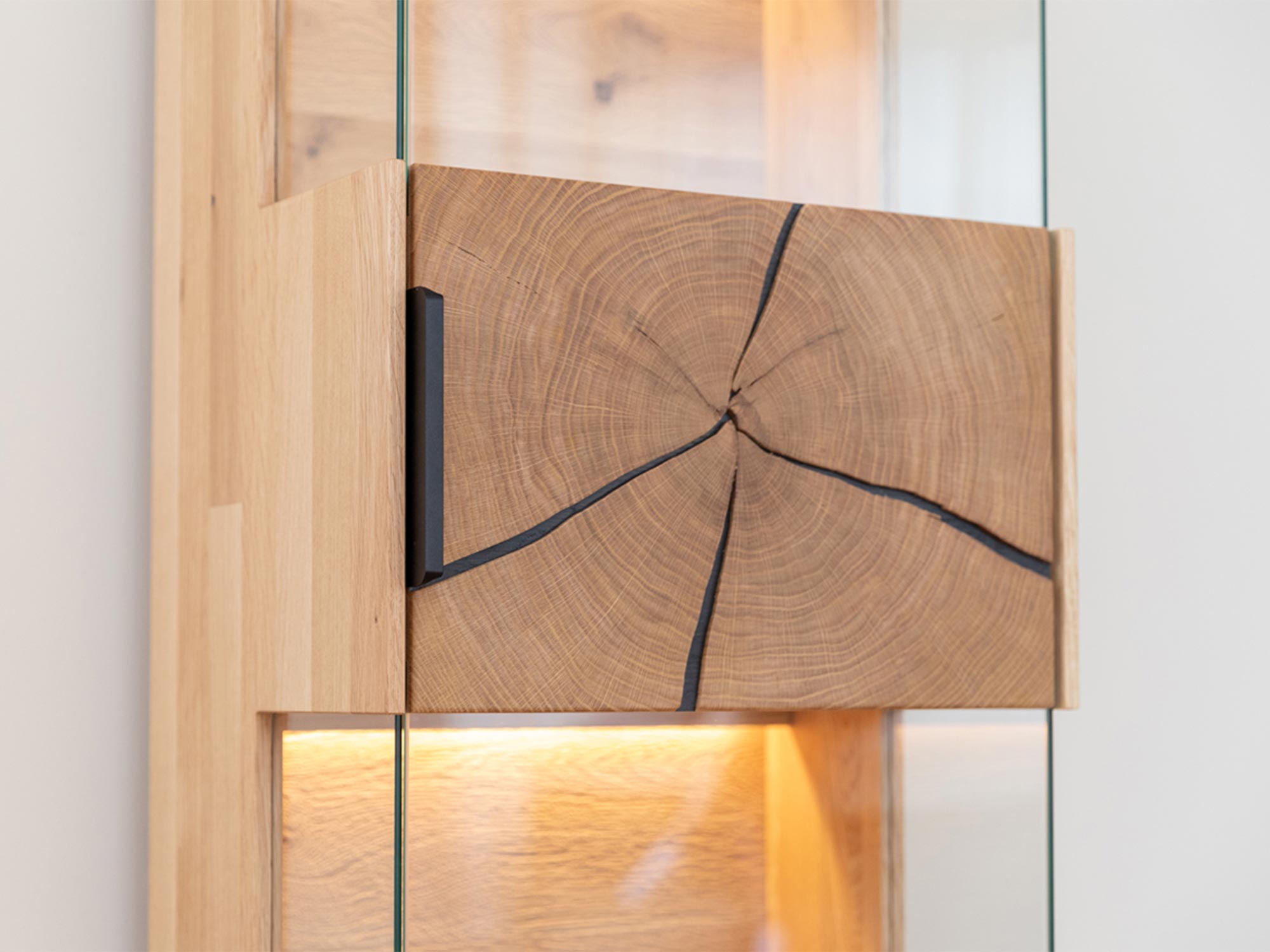 Przestronne wnętrze witryny z półkami