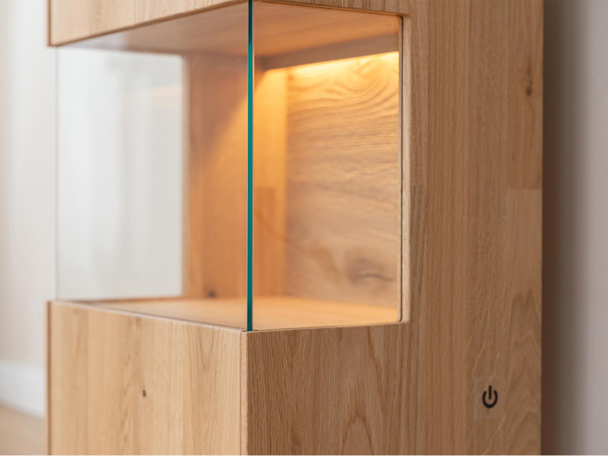 Nowoczesna witryna z oświetleniem LED i szklanymi półkami