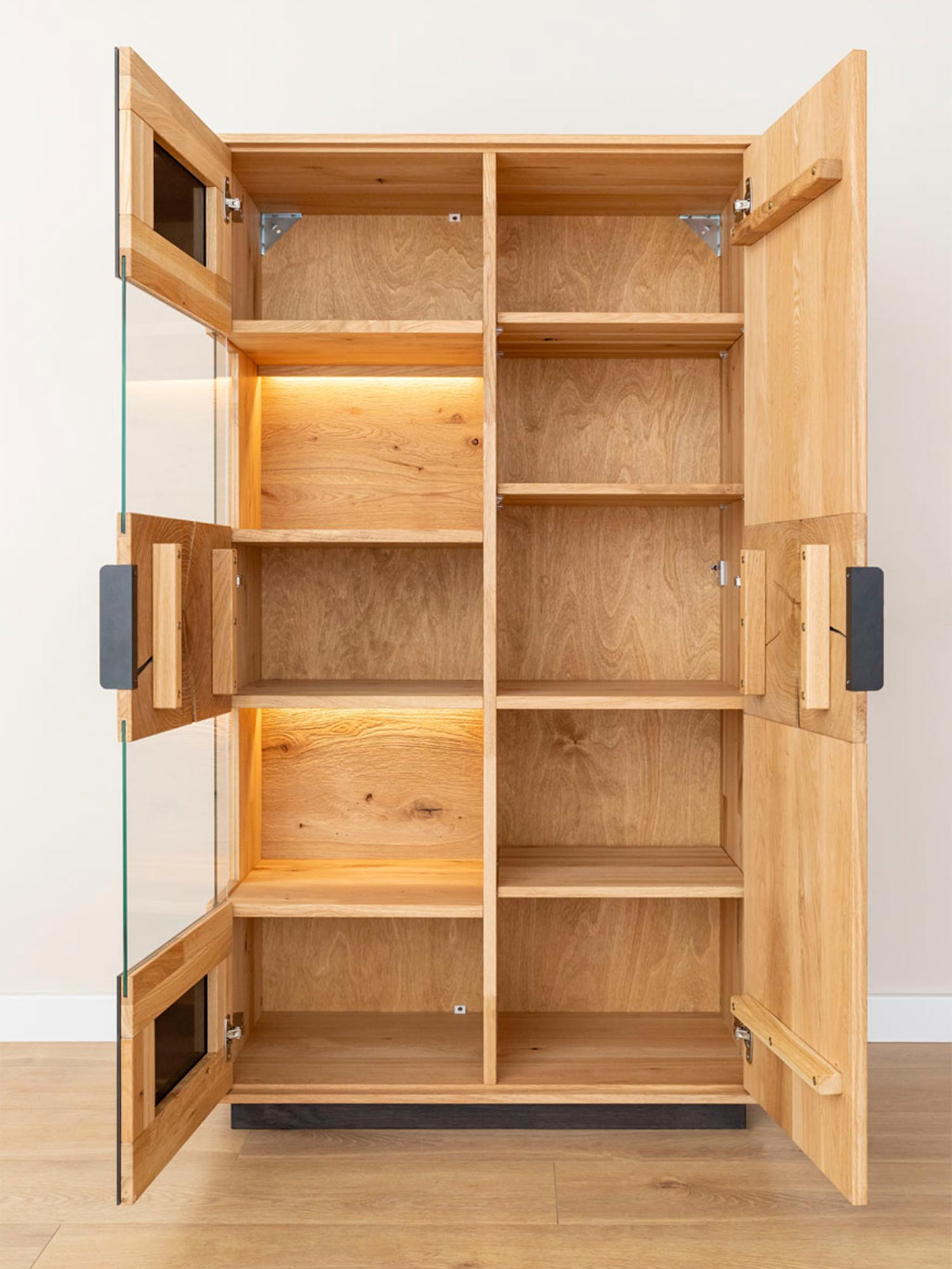 Witryna dębowa z podświetleniem LED i eleganckim designem