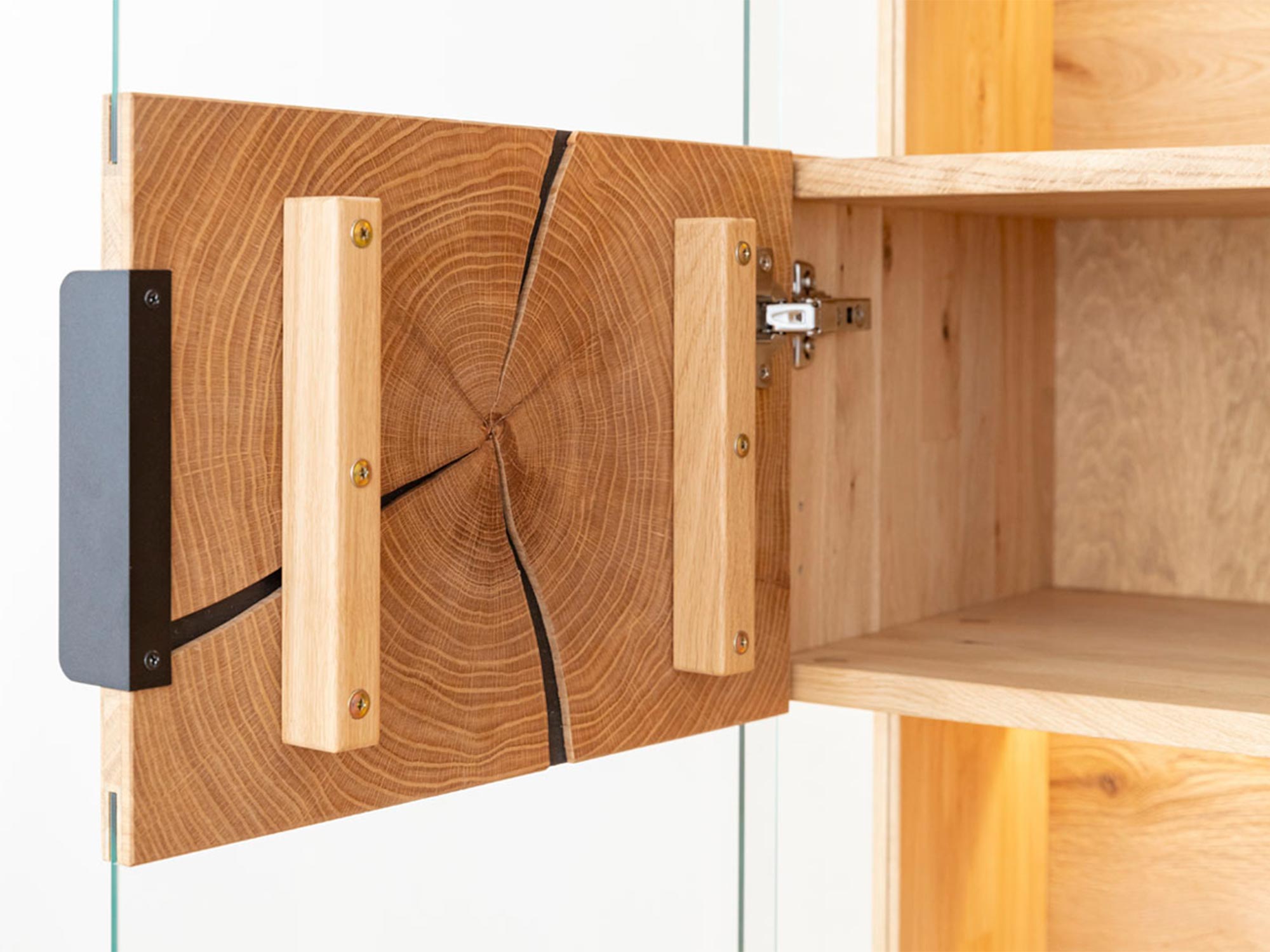 Nowoczesna witryna z drewna dębowego i czarnymi akcentami